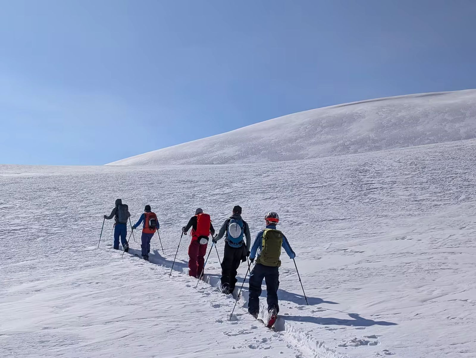 Groupe de skieurs à la montée depuis le camp d'altitude de Jyrgalan