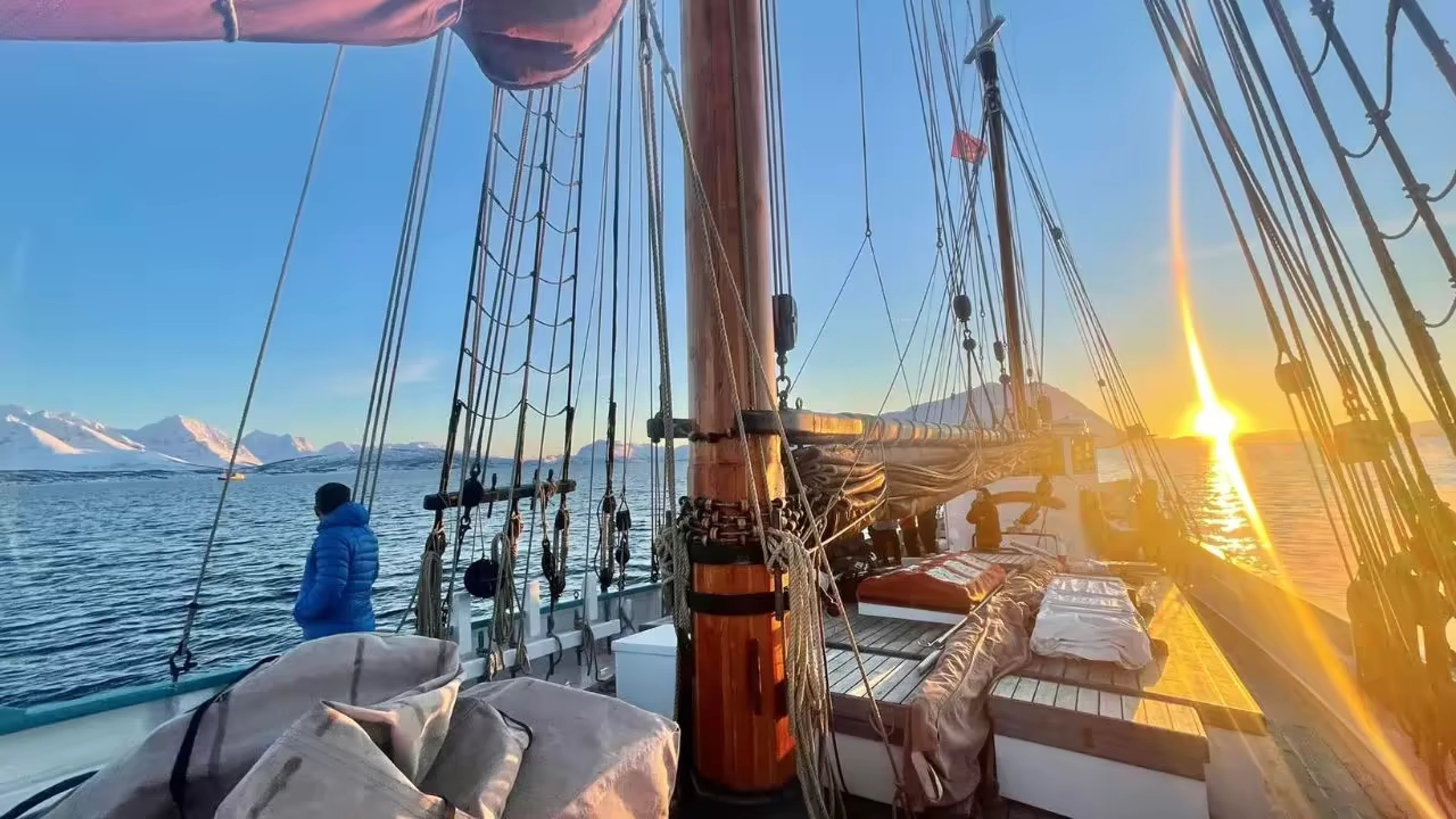 Navigation à bord du Fleur de Lampaul au soleil couchant en Norvège