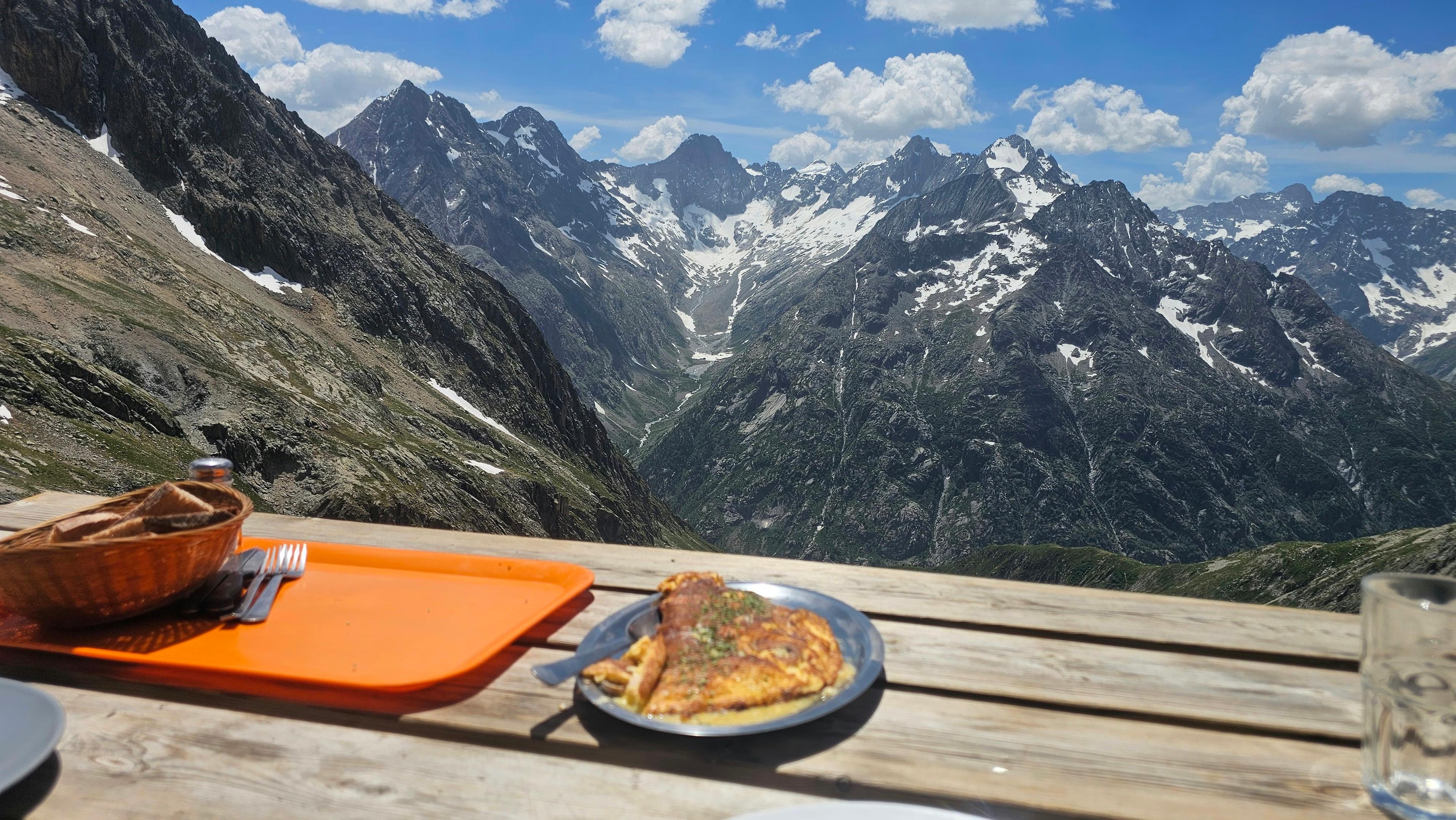 Alpiniste à la sieste sur le sommet du Rouget, panorama sur les Écrins