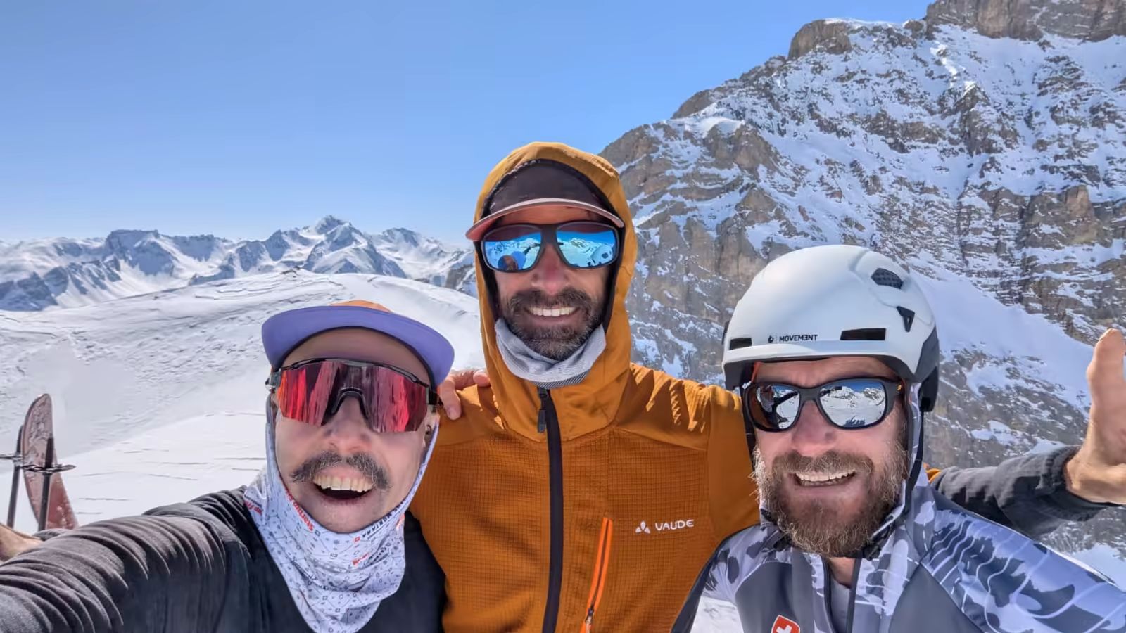 Trois skieurs heureux au sommet d'un sommet sans nom