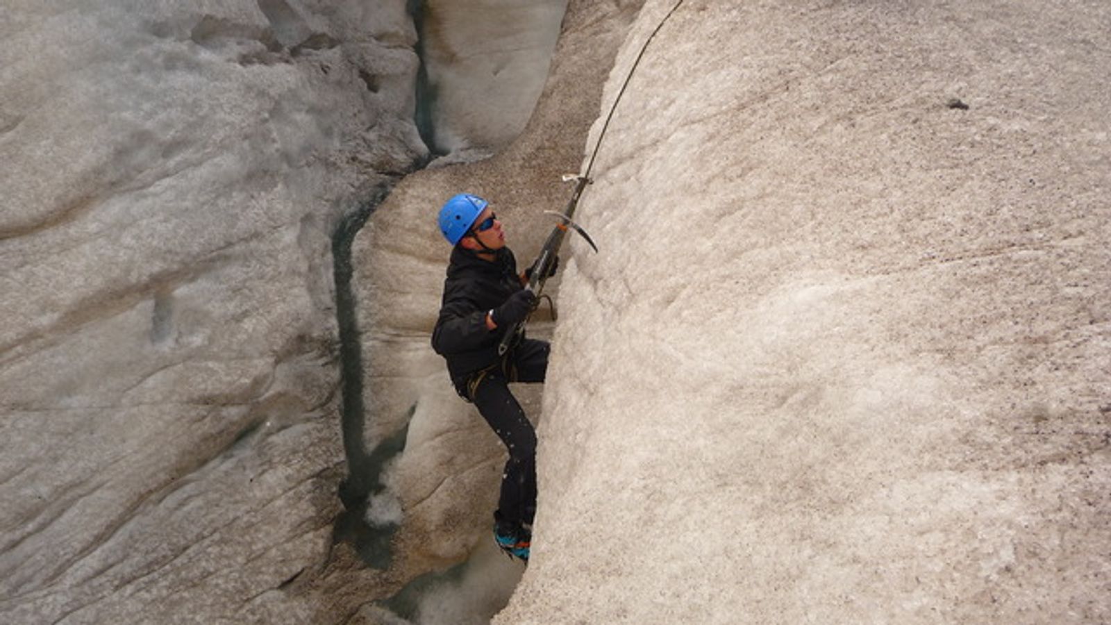 Ecole de Glace - Piolet traction - Julien s'attaque au dévers