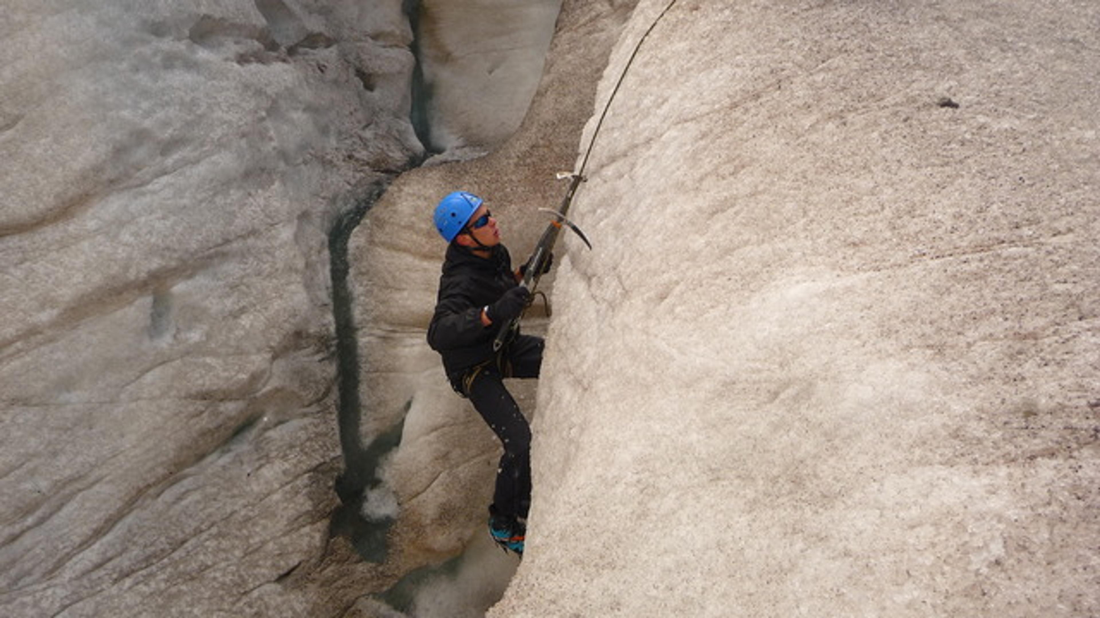 Ecole de Glace - Piolet traction - Julien s'attaque au dévers