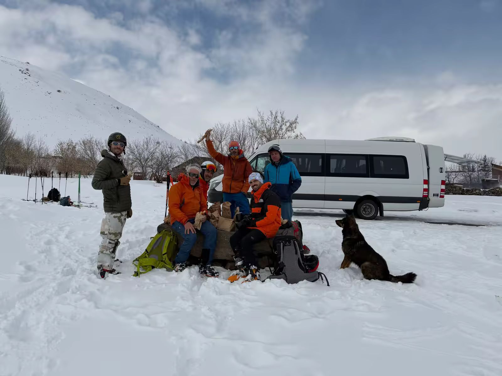Première collation en groupe dans la neige au pied du Mont-Hatis