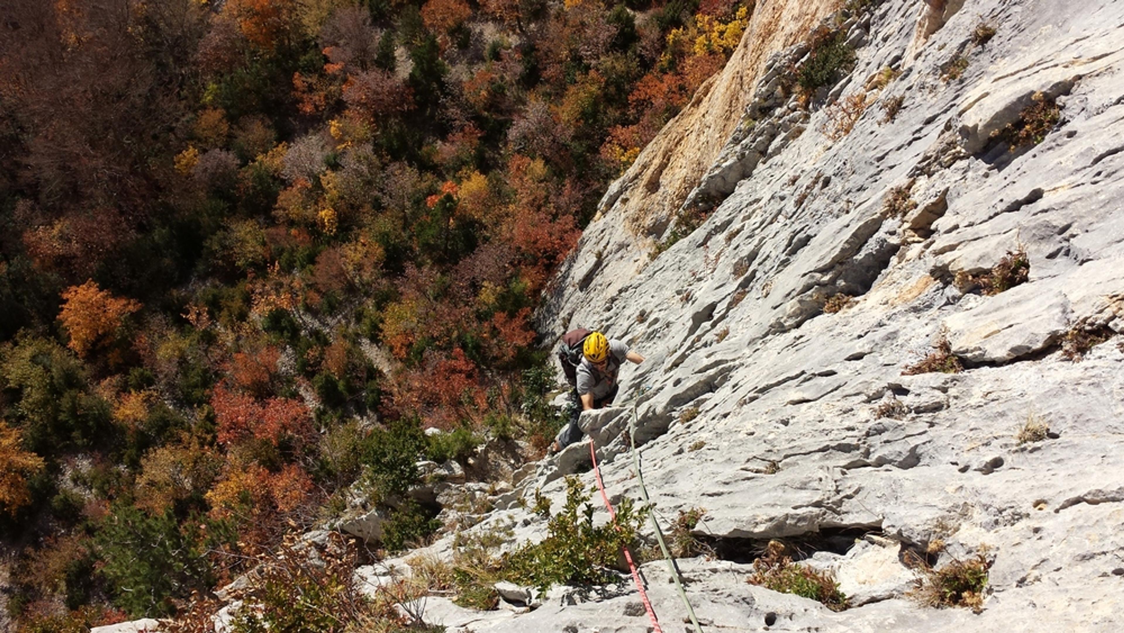 Archaine - Voie du Levant - Sur fond de couleurs d'automne
