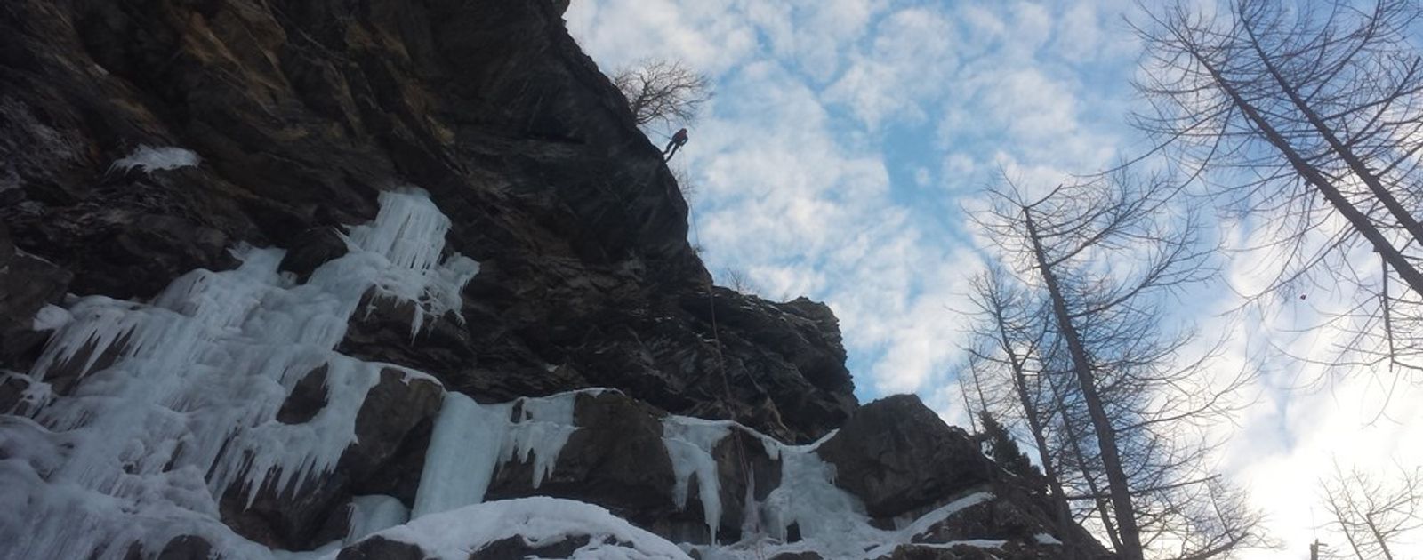 Rappel pendulaire lors de la descente d’Au-delà des Ombres à Freissinières