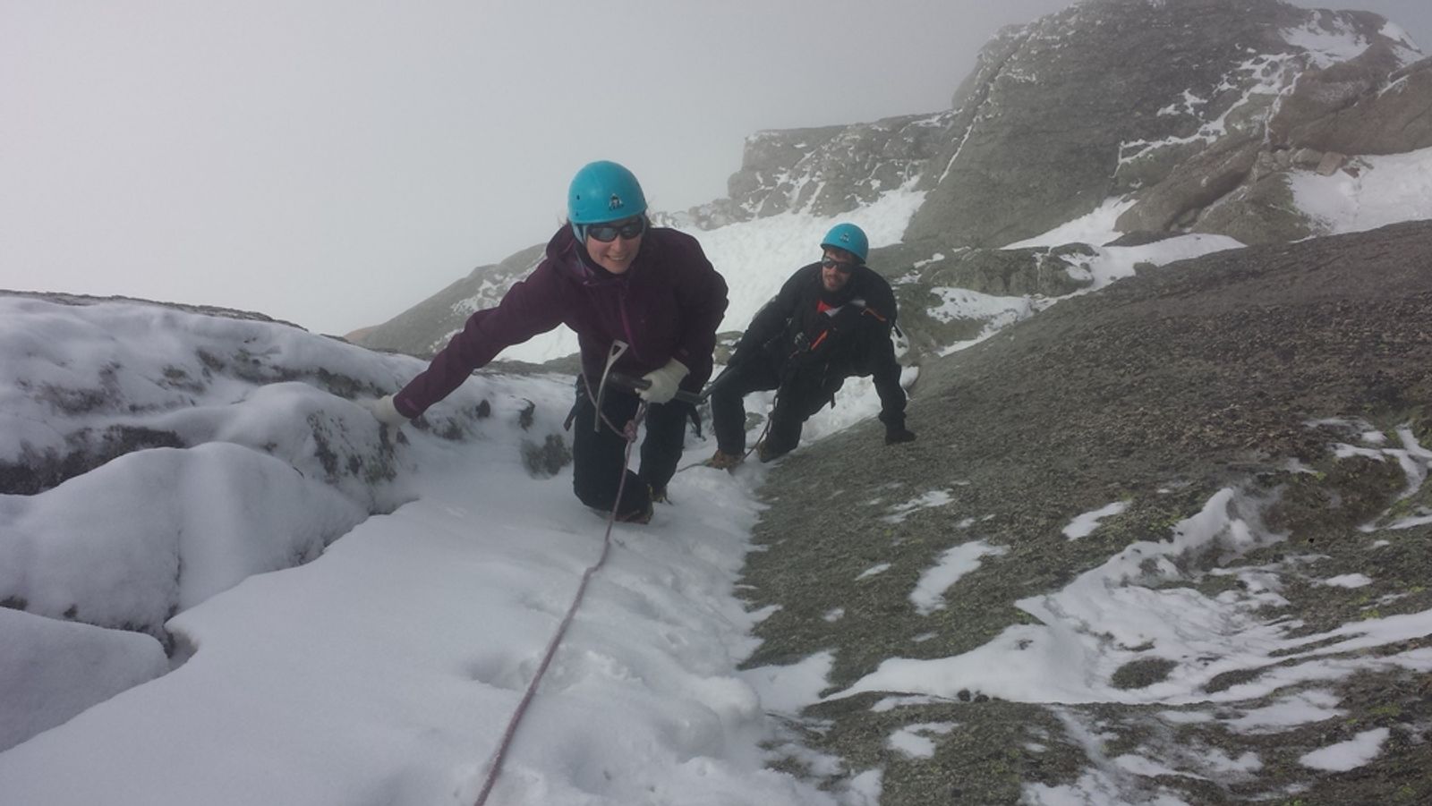 Julien et Erika encordés remontent un passage mêlant rocher et neige sur l’arête des Cosmiques.