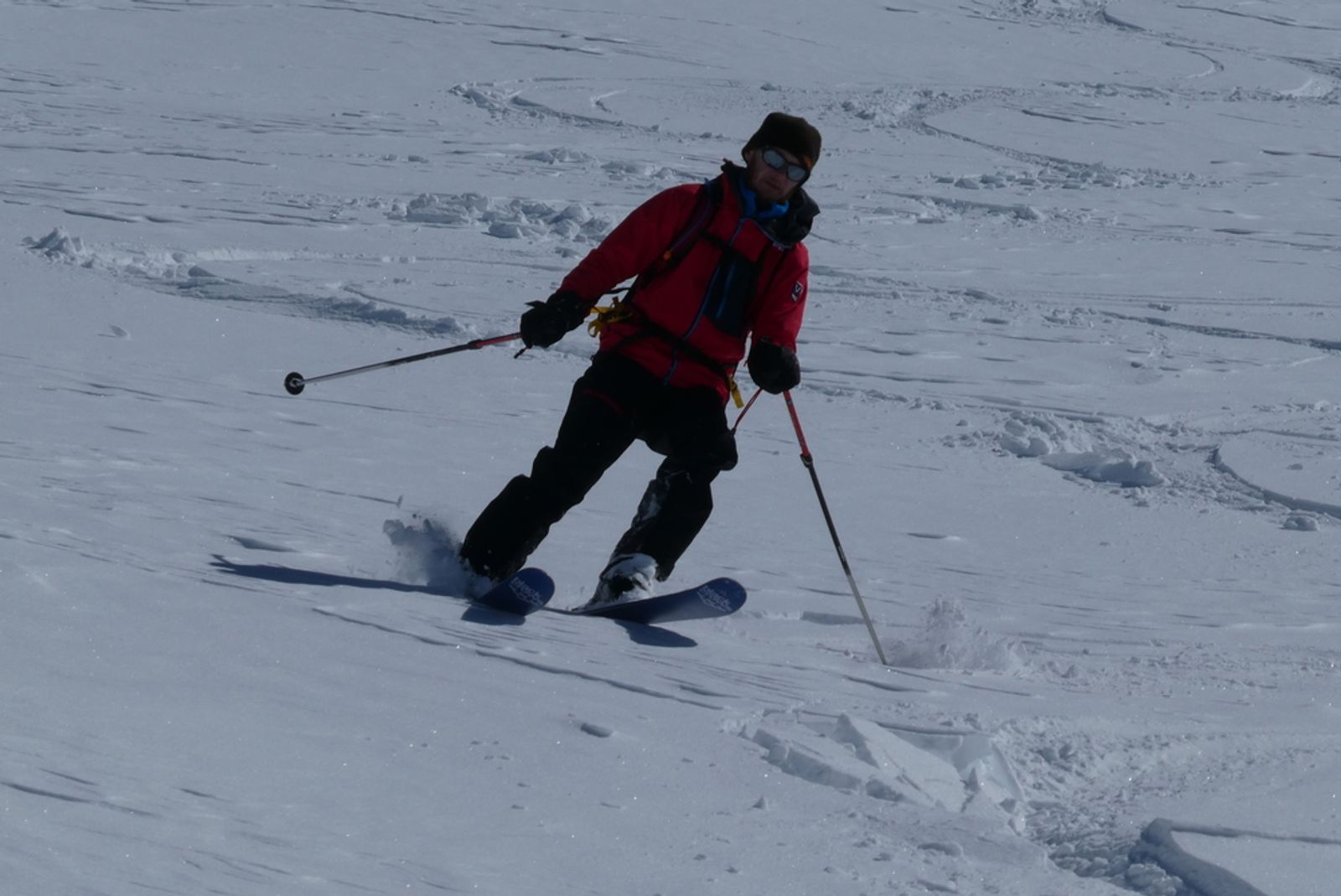 Gros plan sur Christophe dans la poudreuse vers Fouillouse