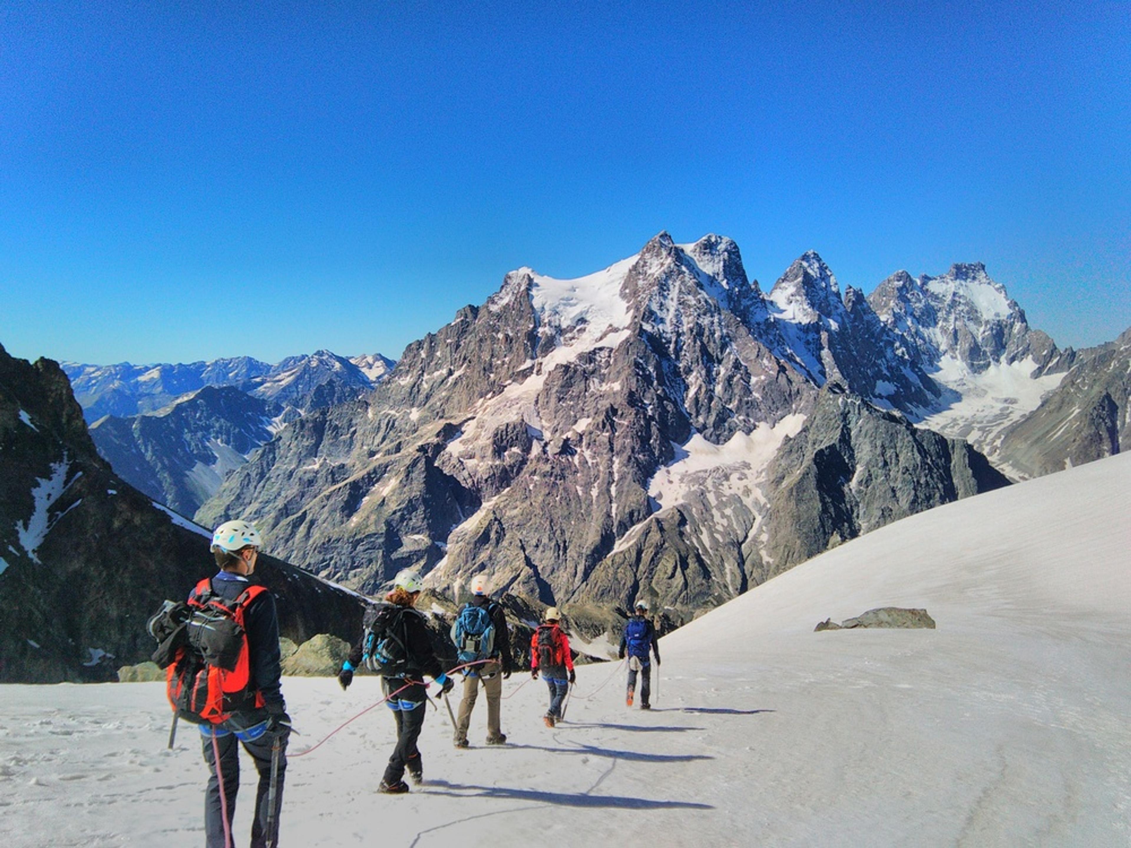 Stage alpinisme - Col de Monetier, encordés devant le pelvoux
