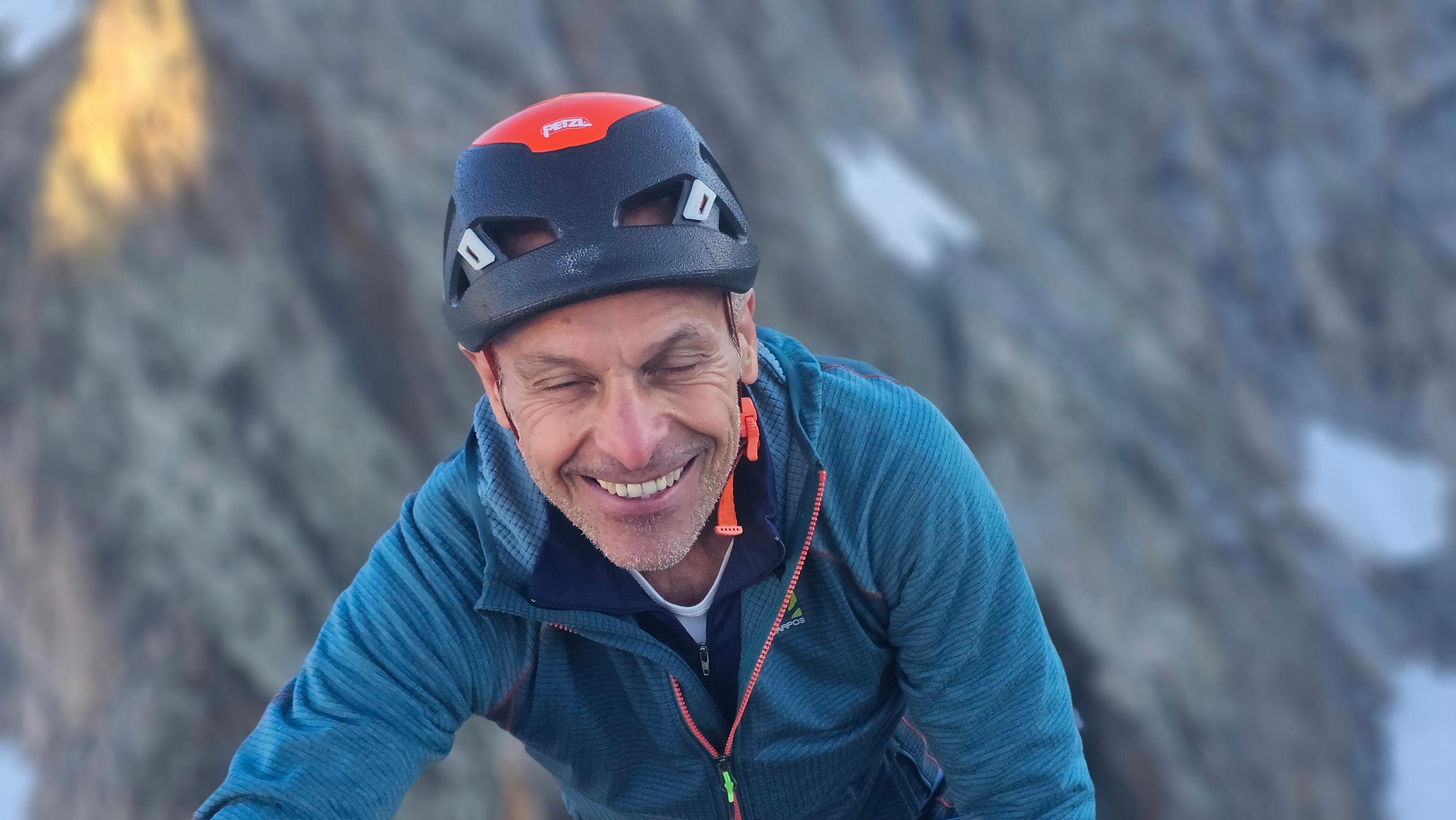 Alpiniste progressant sur l'arête sud de l'Aiguille Centrale du Soreiller