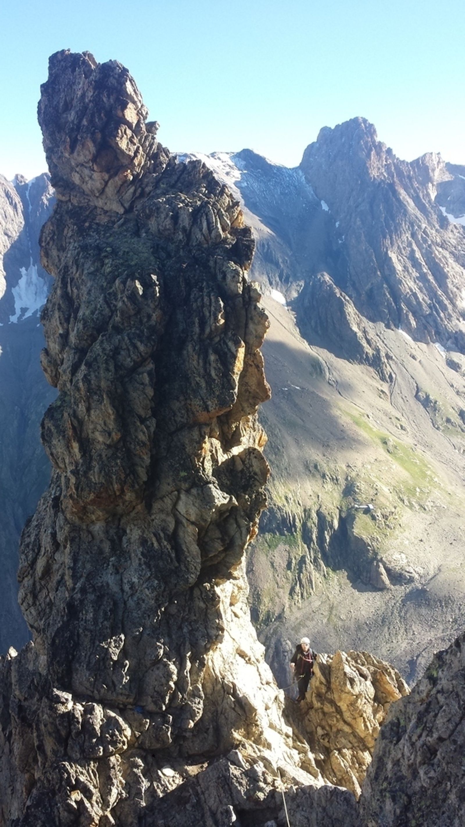 Le grand gendarme rocheux de l’arête nord de la pointe d’Amont, au-dessus des vallons du Soreiller.