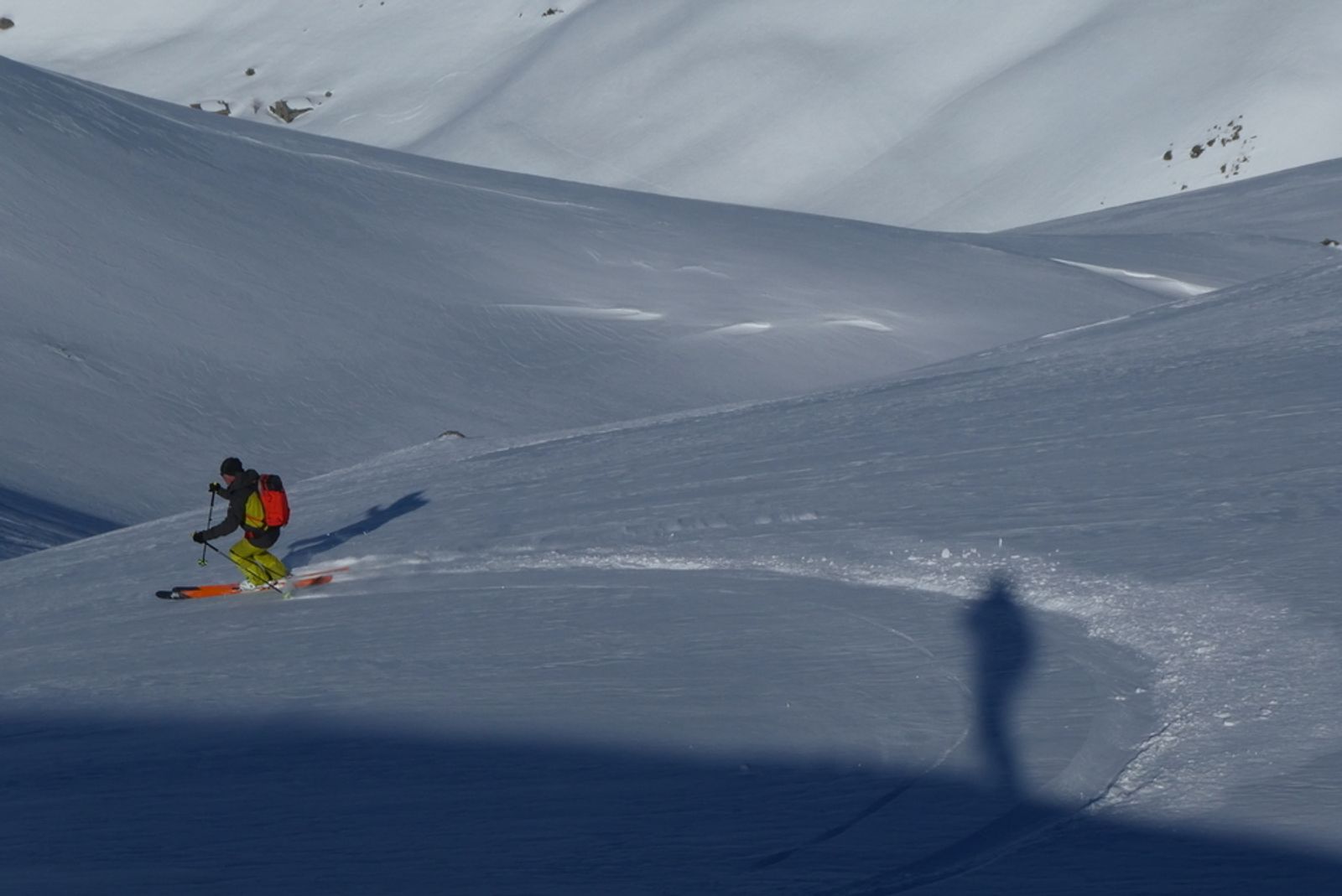 Skieurs en randonnée sous les pentes du Becquot