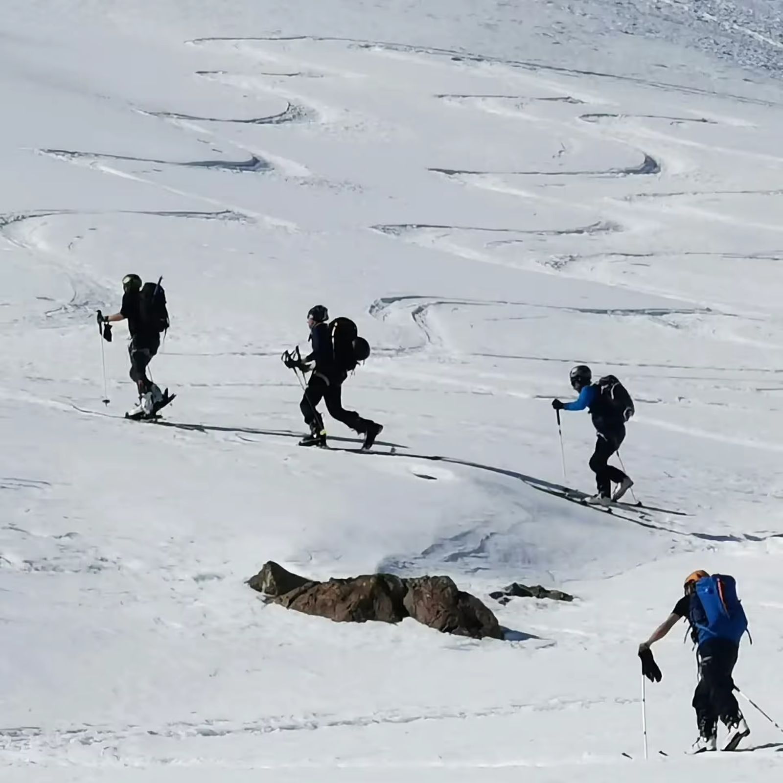 Groupe de skieurs montant une pente enneigée dans le Mercantour