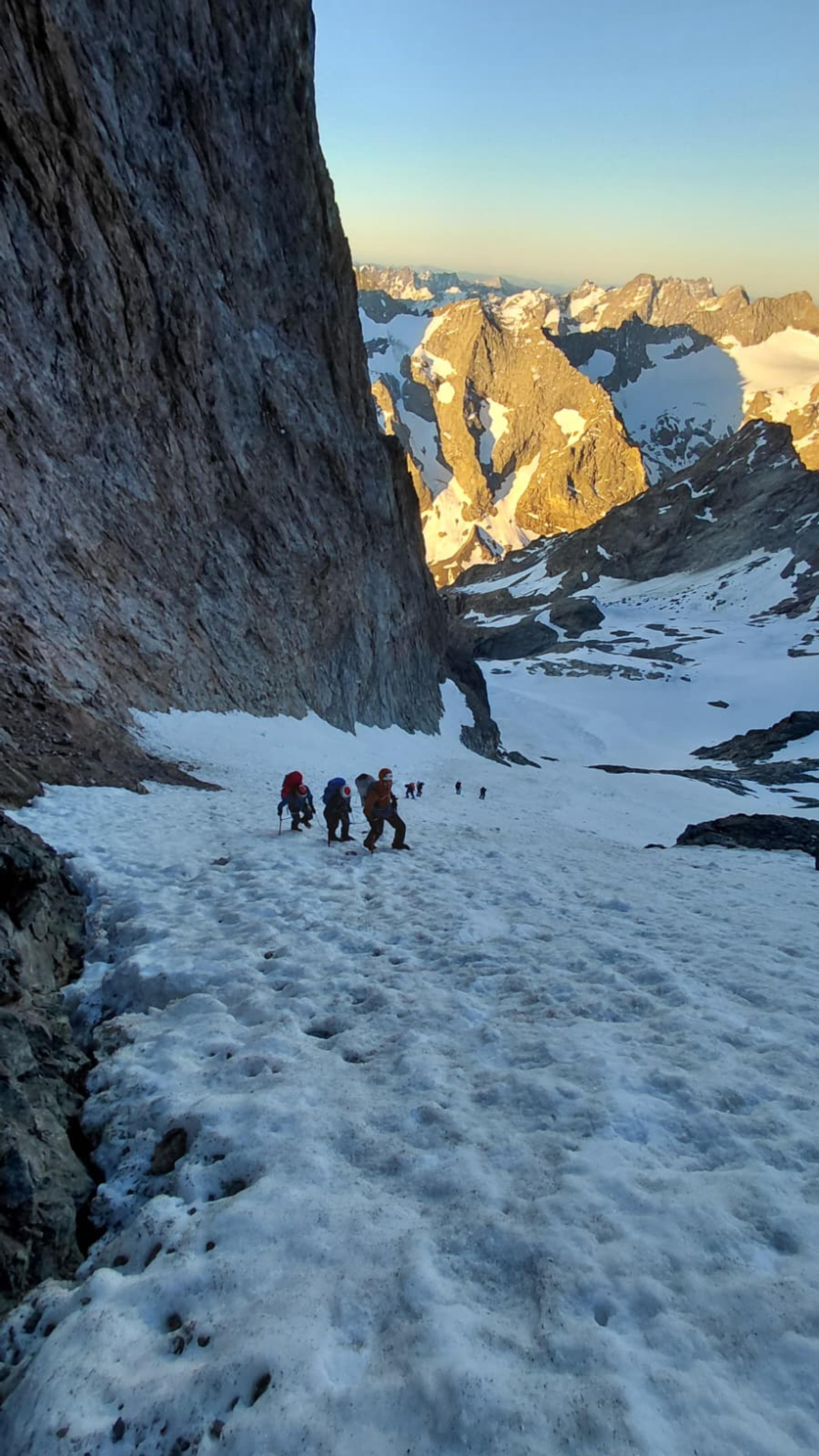 Cordées progressant dans le couloir Coolidge au lever du soleil, Pelvoux, Écrins