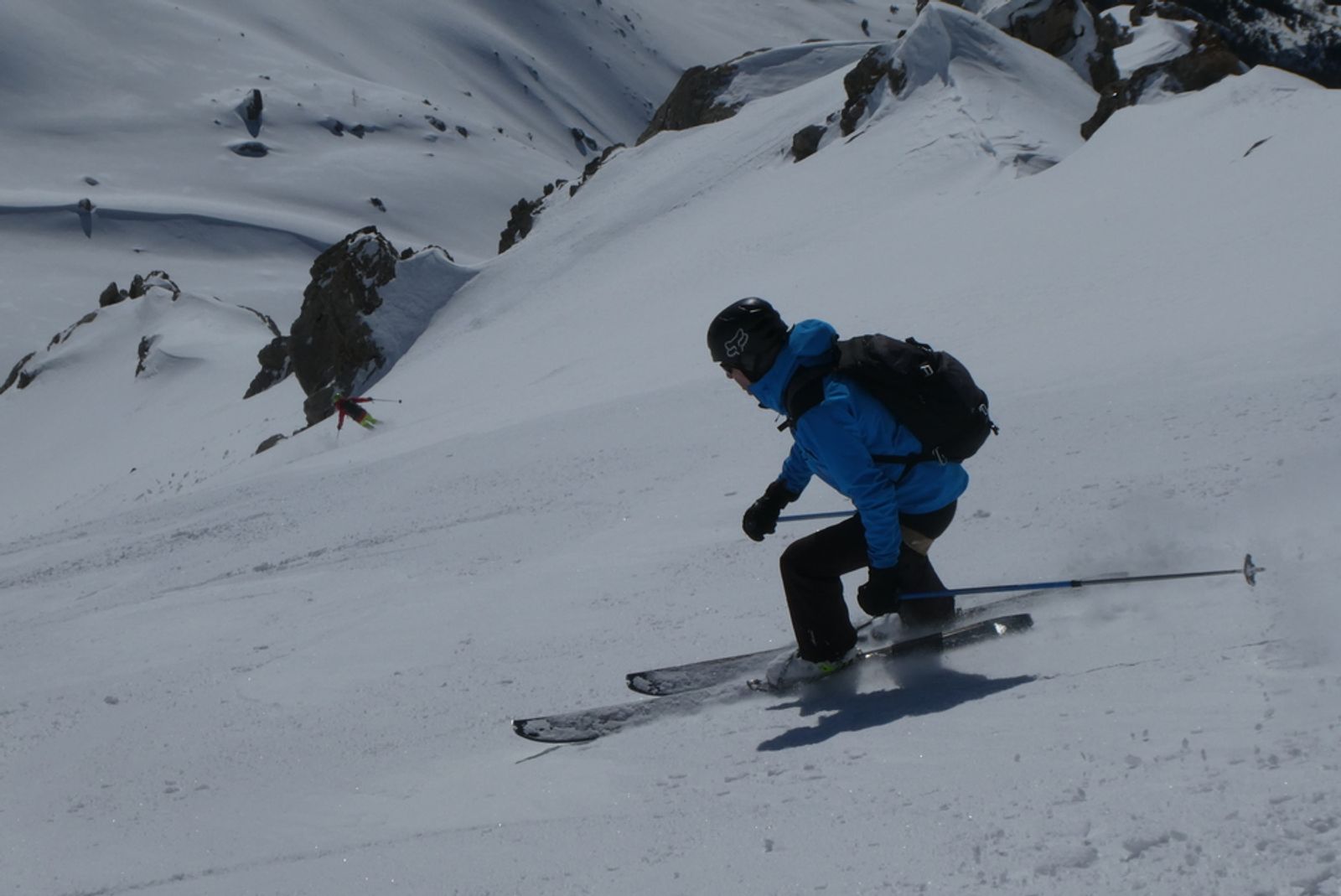 Skieur descendant une pente du massif de la Condamine