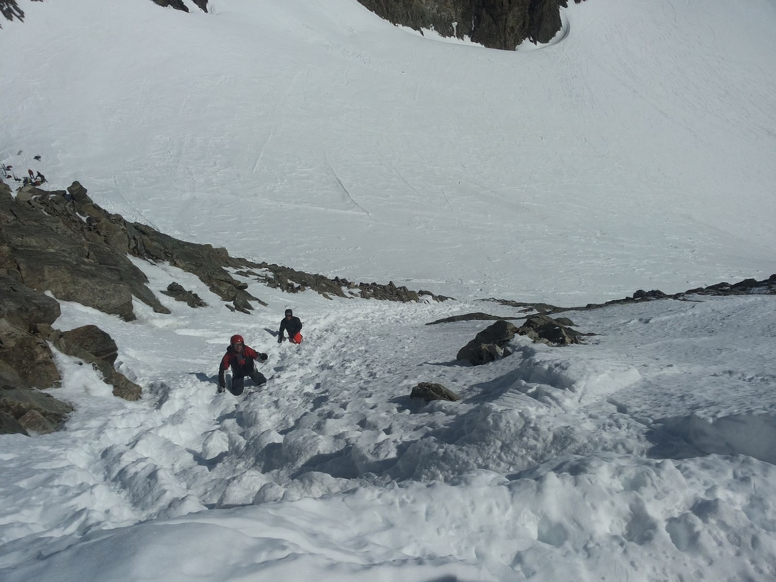 Alpinistes montant en crampons dans le couloir finale de la Grande Ruine