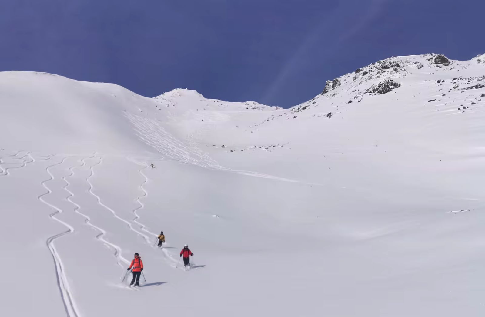 Groupe de skieurs laissant ses traces dans une pente de poudreuse de Montgenevre