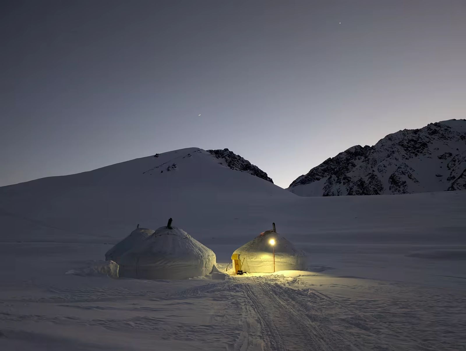 Le camp de yourtes d'altitude de Jyrgalan, de nuit