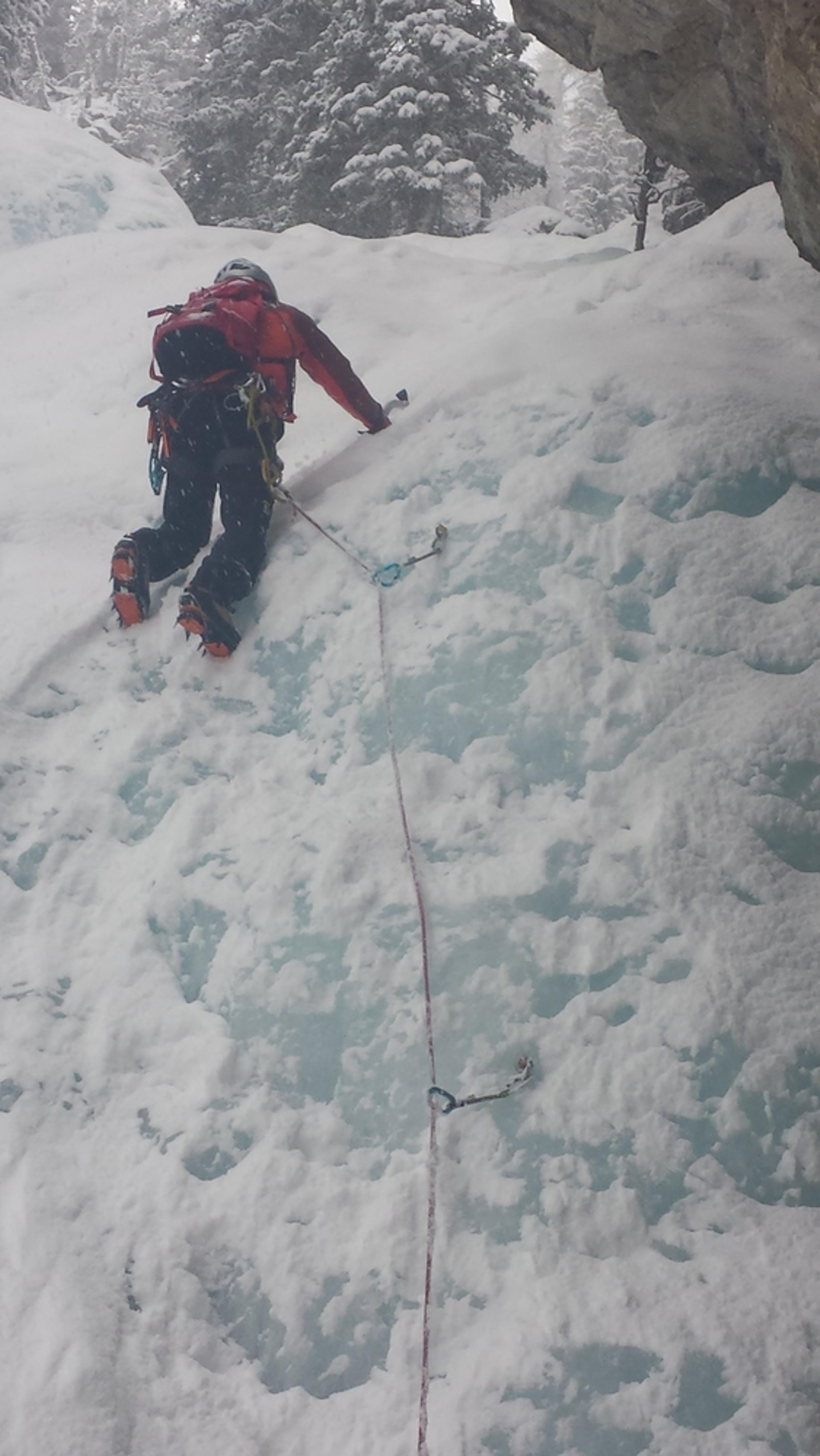 Cascade glace Ceillac - Forme du Chaos - Julien repart en tête dans la 4ème longueur