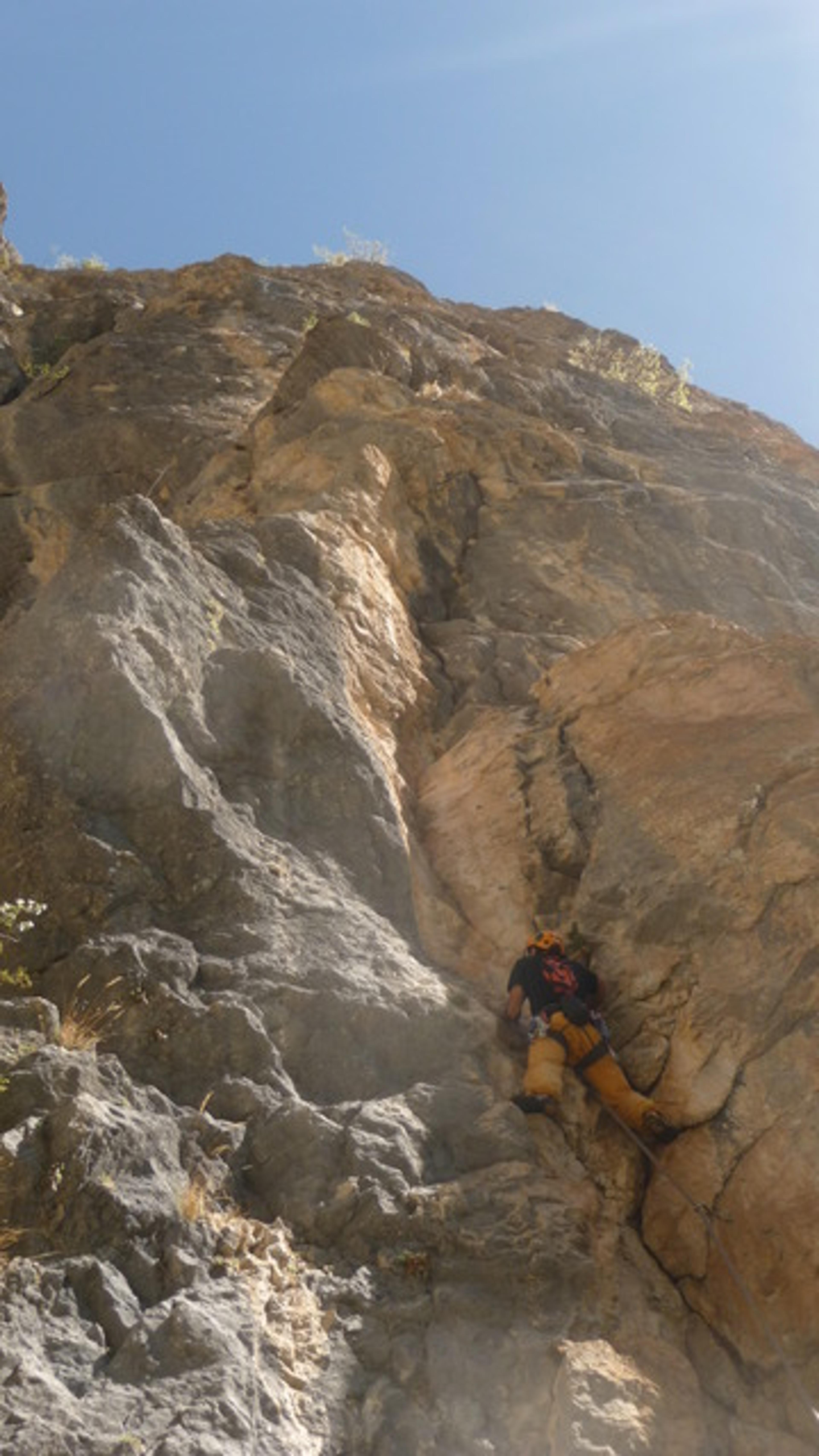 Paroi des Lys - le haut dans le gaz - L1: le dièdre d'attaque de la haut dans le gaz (6a)