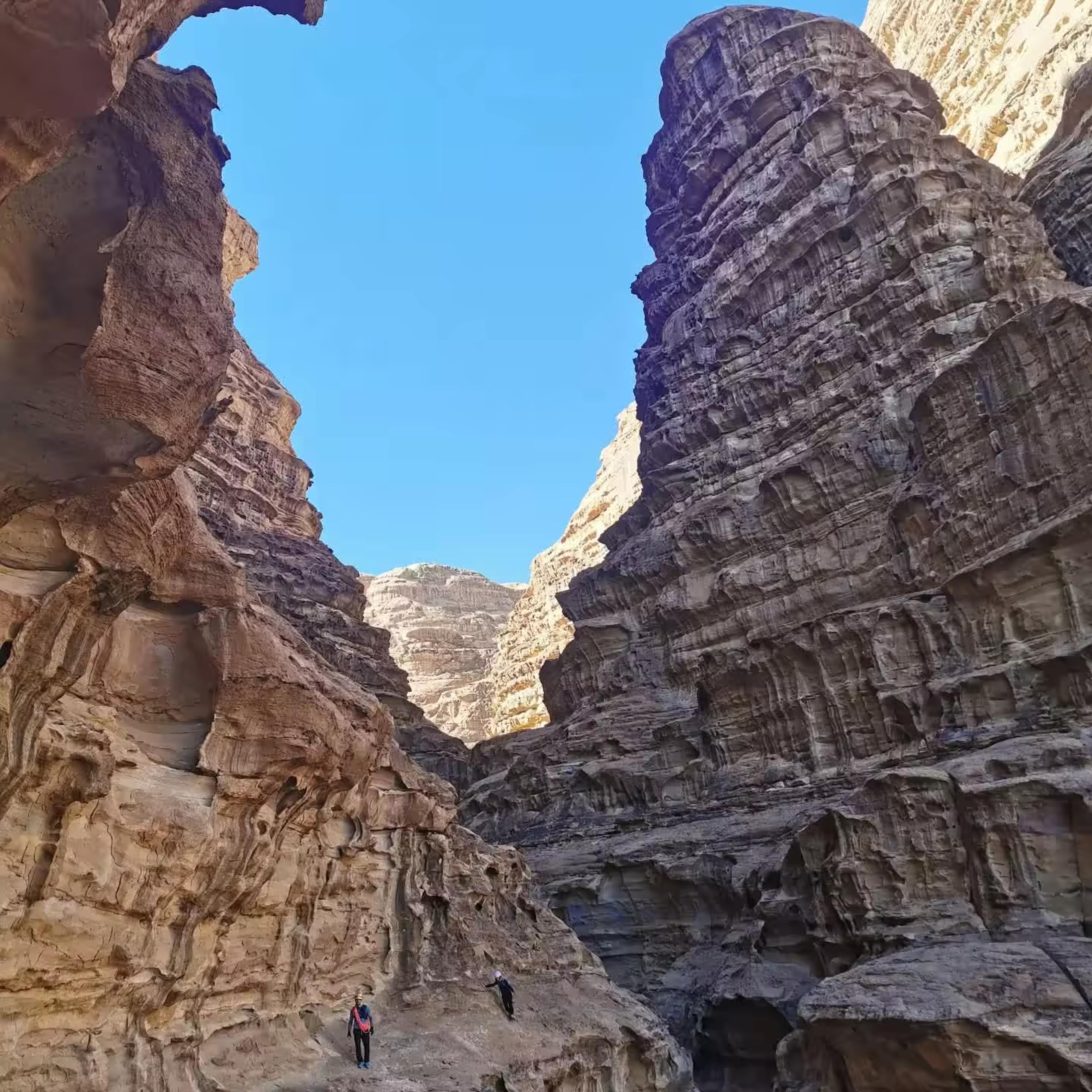 Étroit canyon bordé de hautes parois de grès dans le Wadi Rum