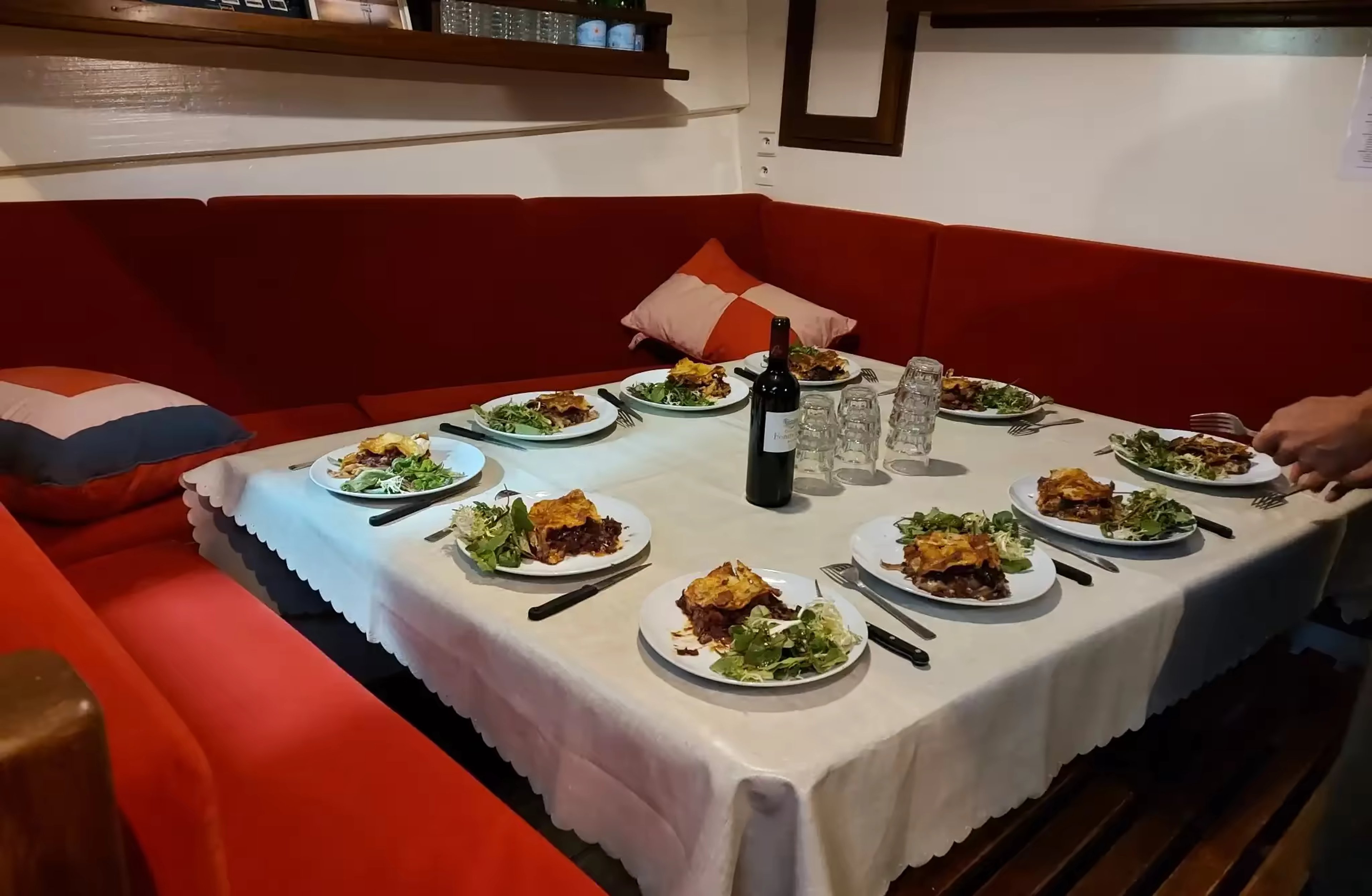 Table dressée pour le dîner à bord du Fleur de Lampaul