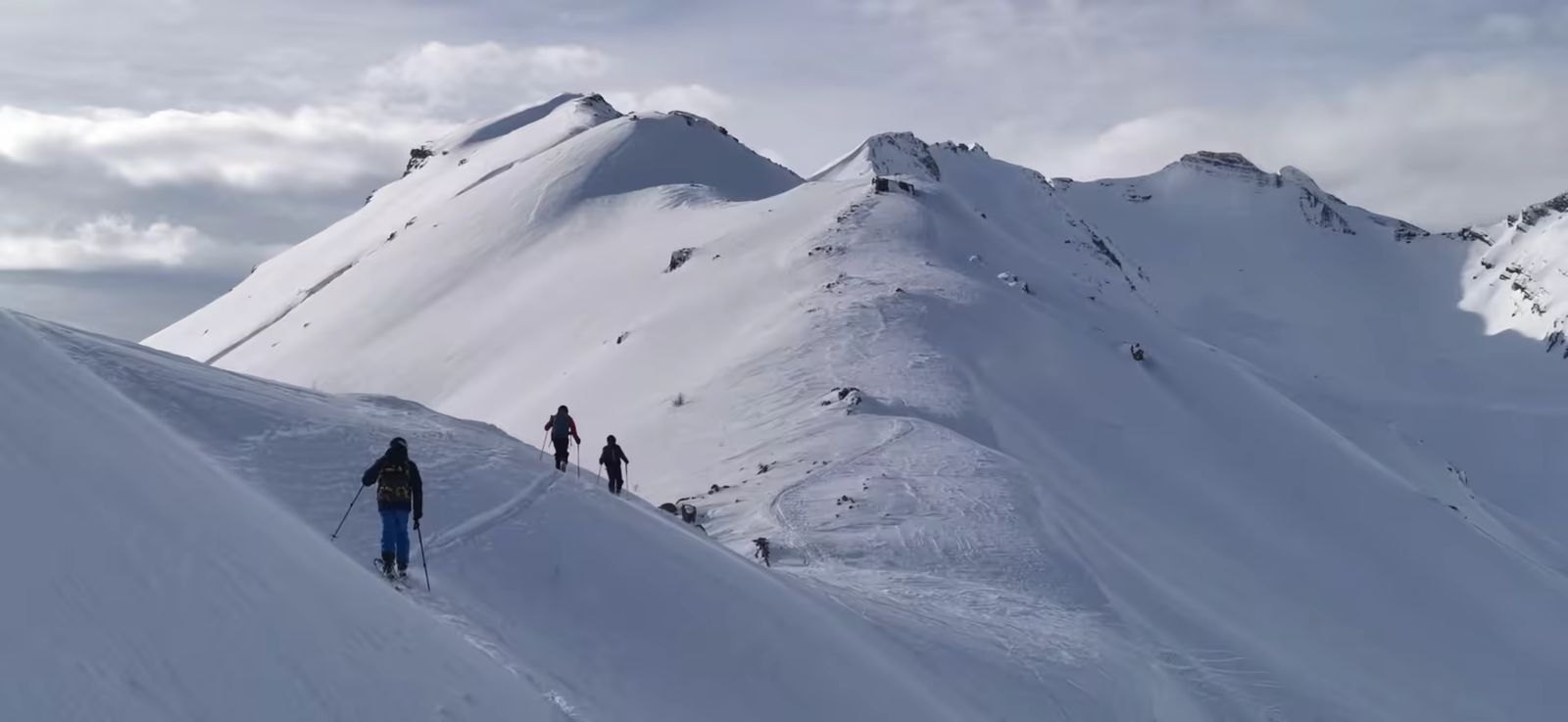 Montée en peaux sur la crête de Plarol lors d'une sortie freerando à Puy-Saint-Vincent