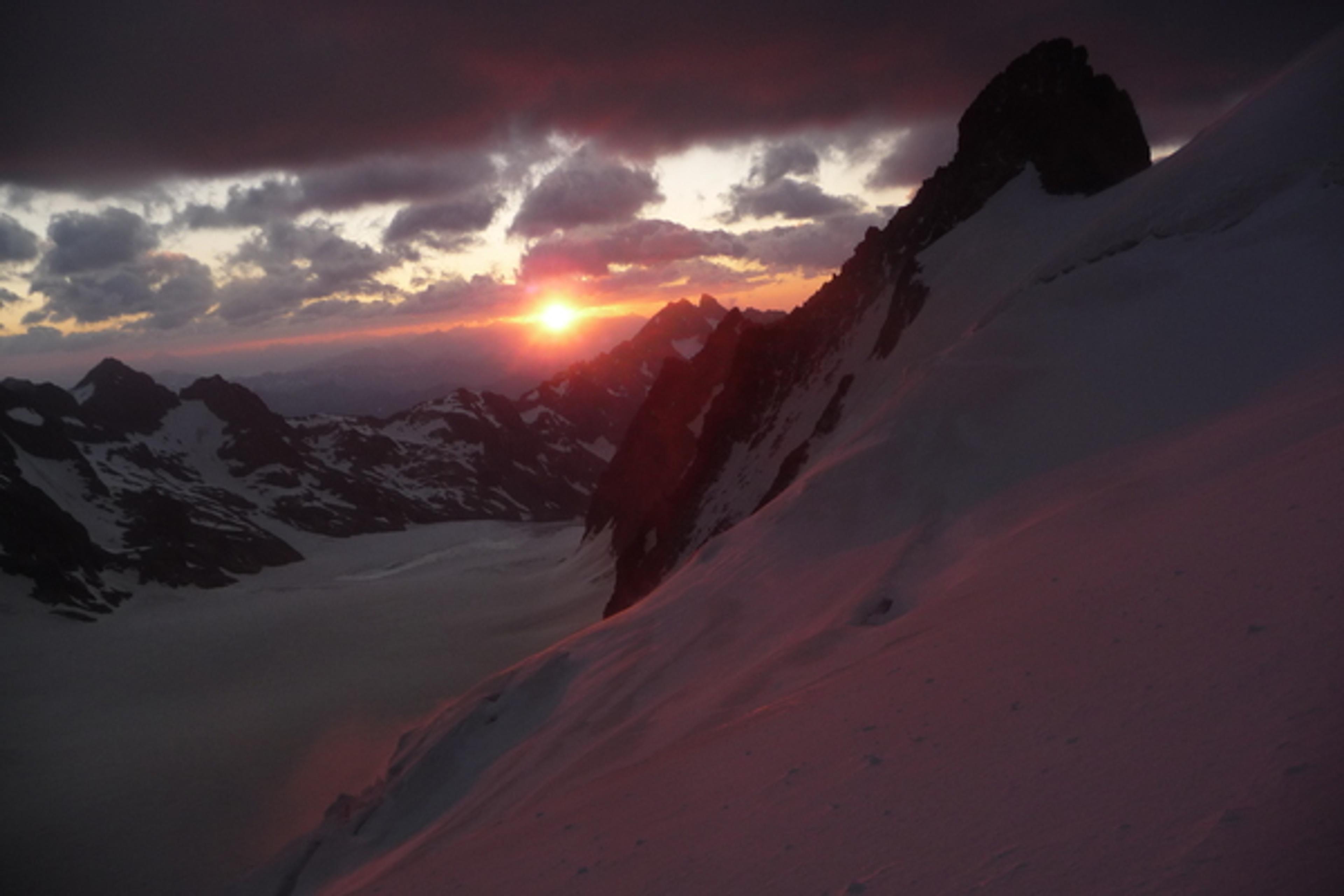 Dôme des Ecrins - un levé de soleil de toute beauté