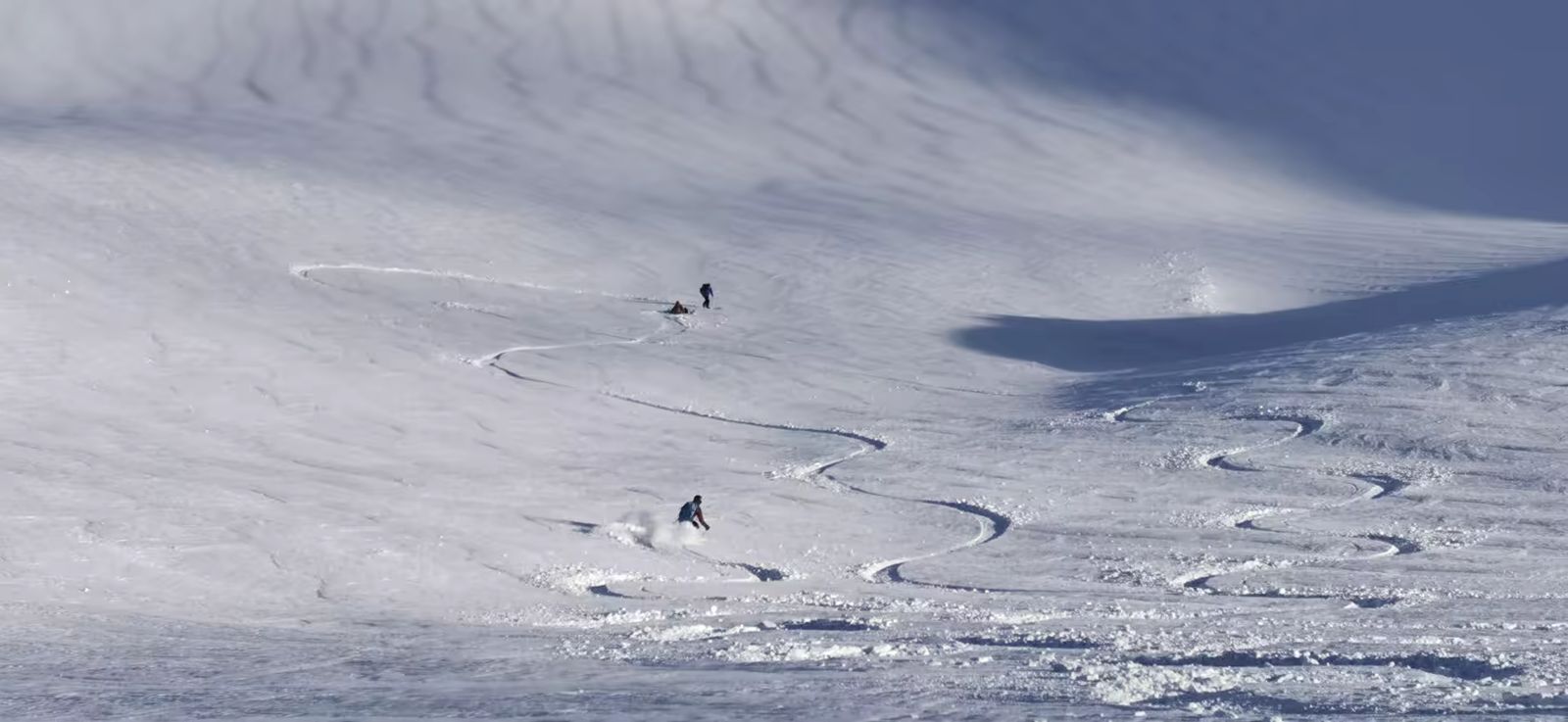 Poudreuse en cours de traçage dans le vallon de Narreyroux au départ de Puy-saint-vincent
