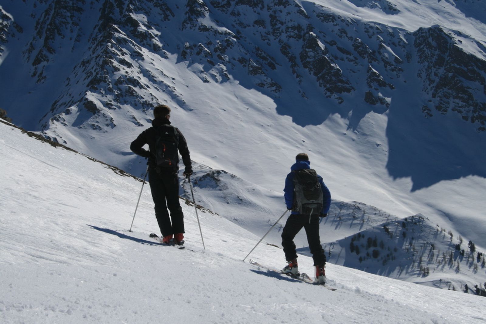 Deux skieurs contemplent le paysage du Queyras
