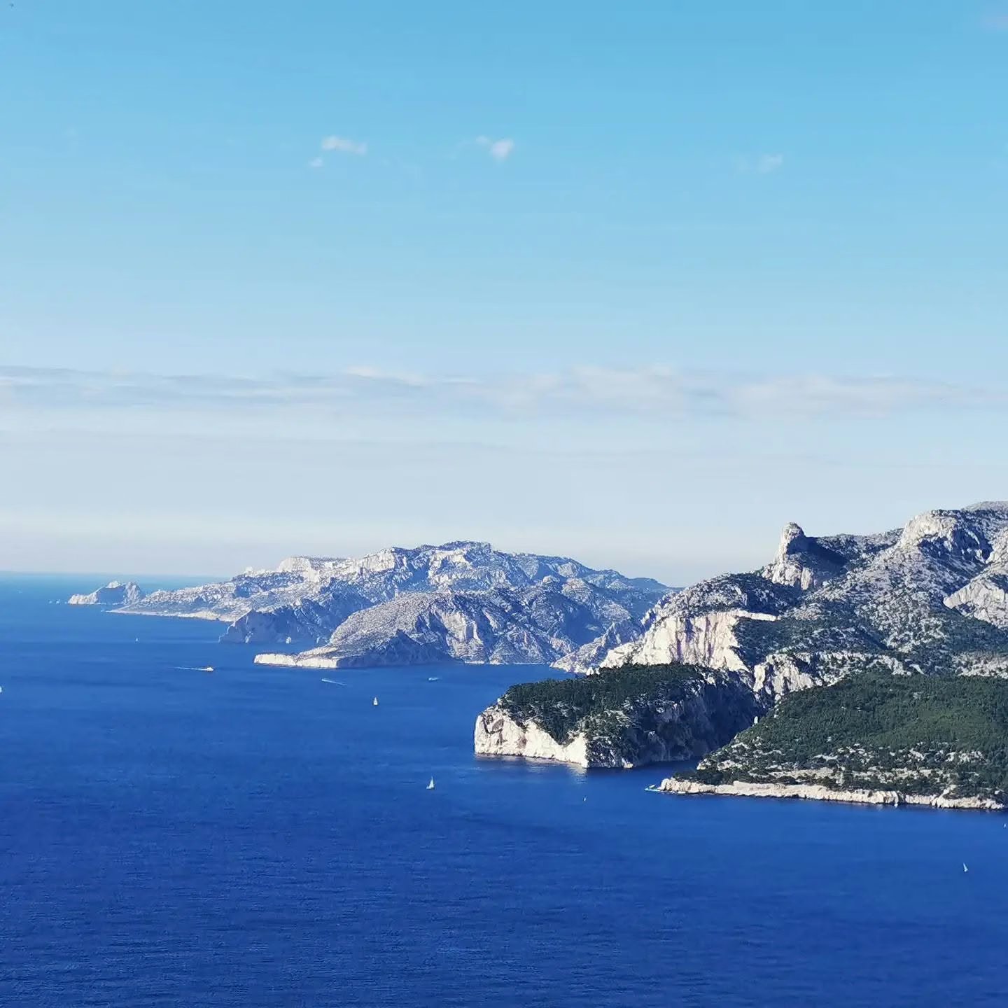 Panorama d'ensemble des falaises blanches des Calanques de Marseille et de la Méditerranée.