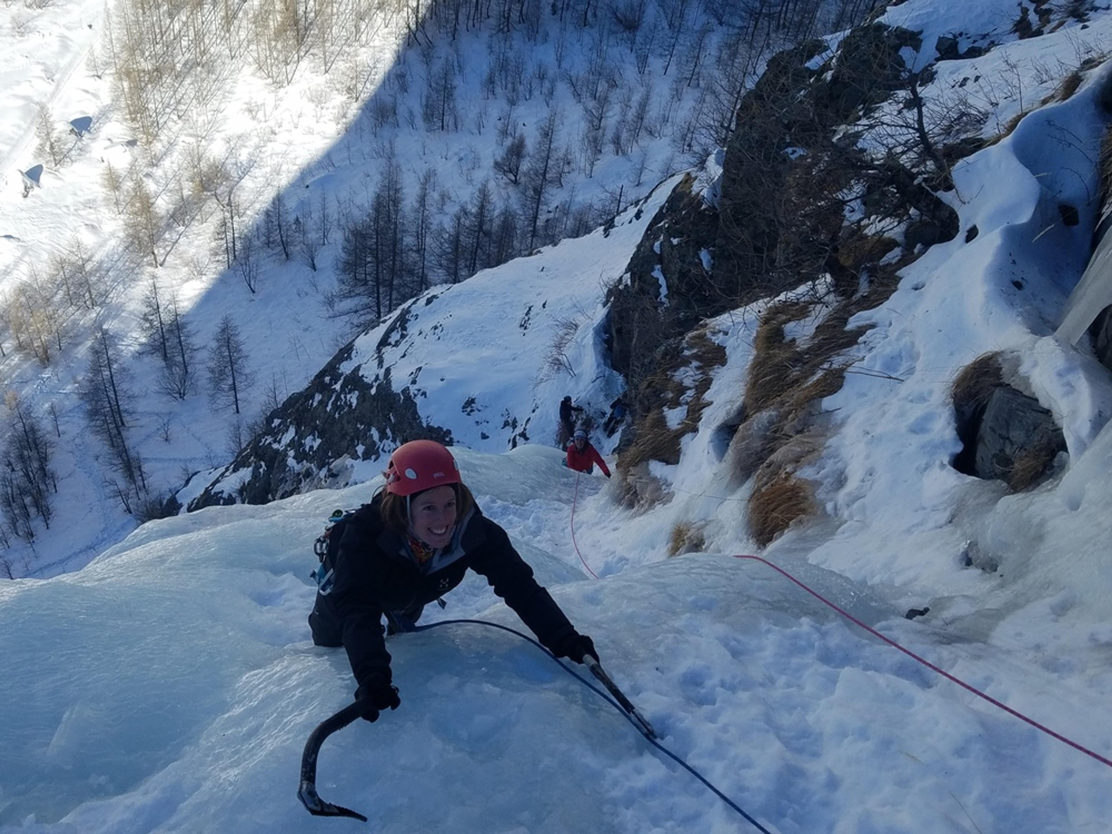 Initiation cascade de glace - Paulo Folie - Camille dans la deuxième  longueur