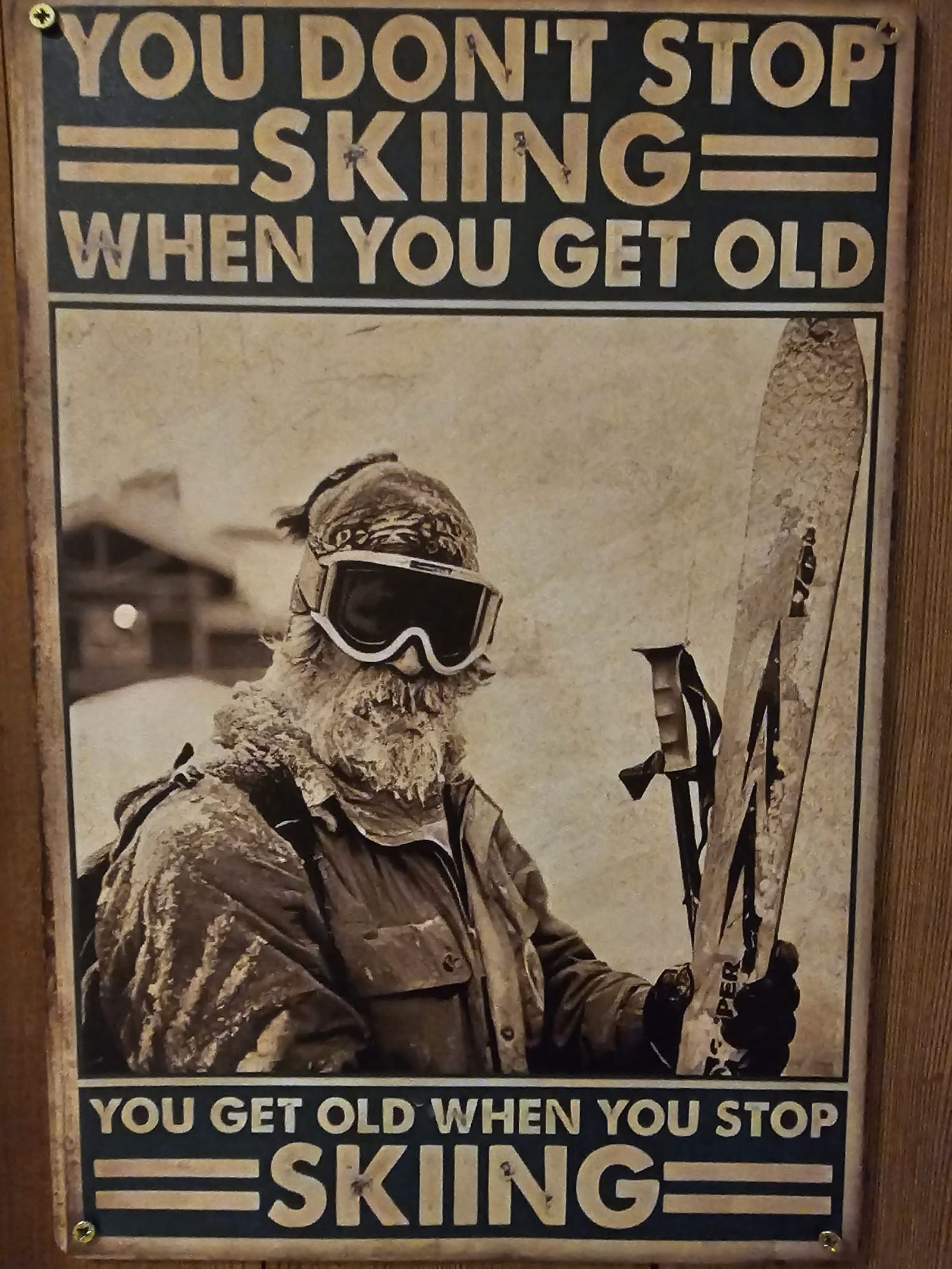 photo avec message rigolo : "you don't stop skiing when you get old, you get old when you stop skiing"