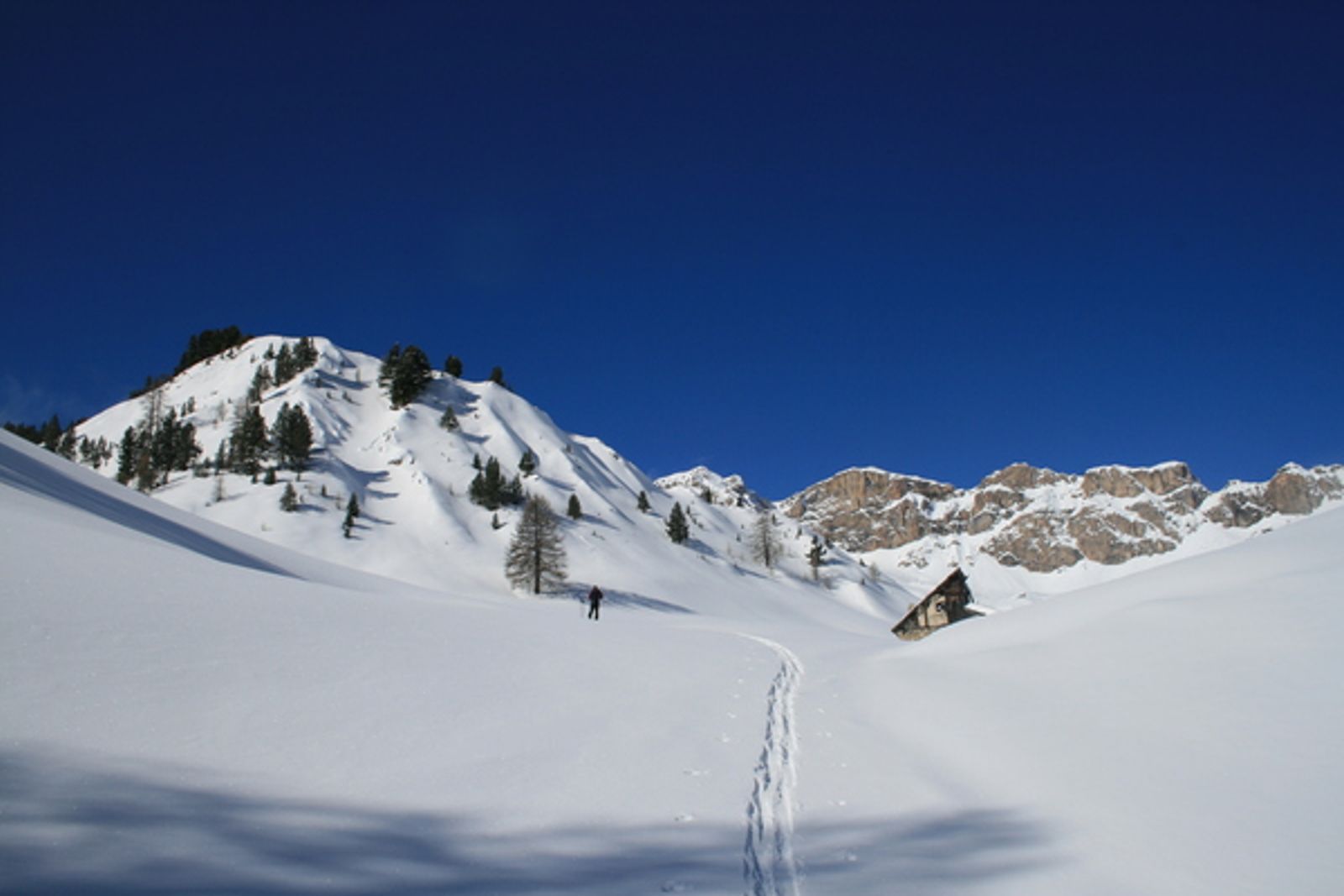 Belles montagnes enneigées vers l'Arpelin