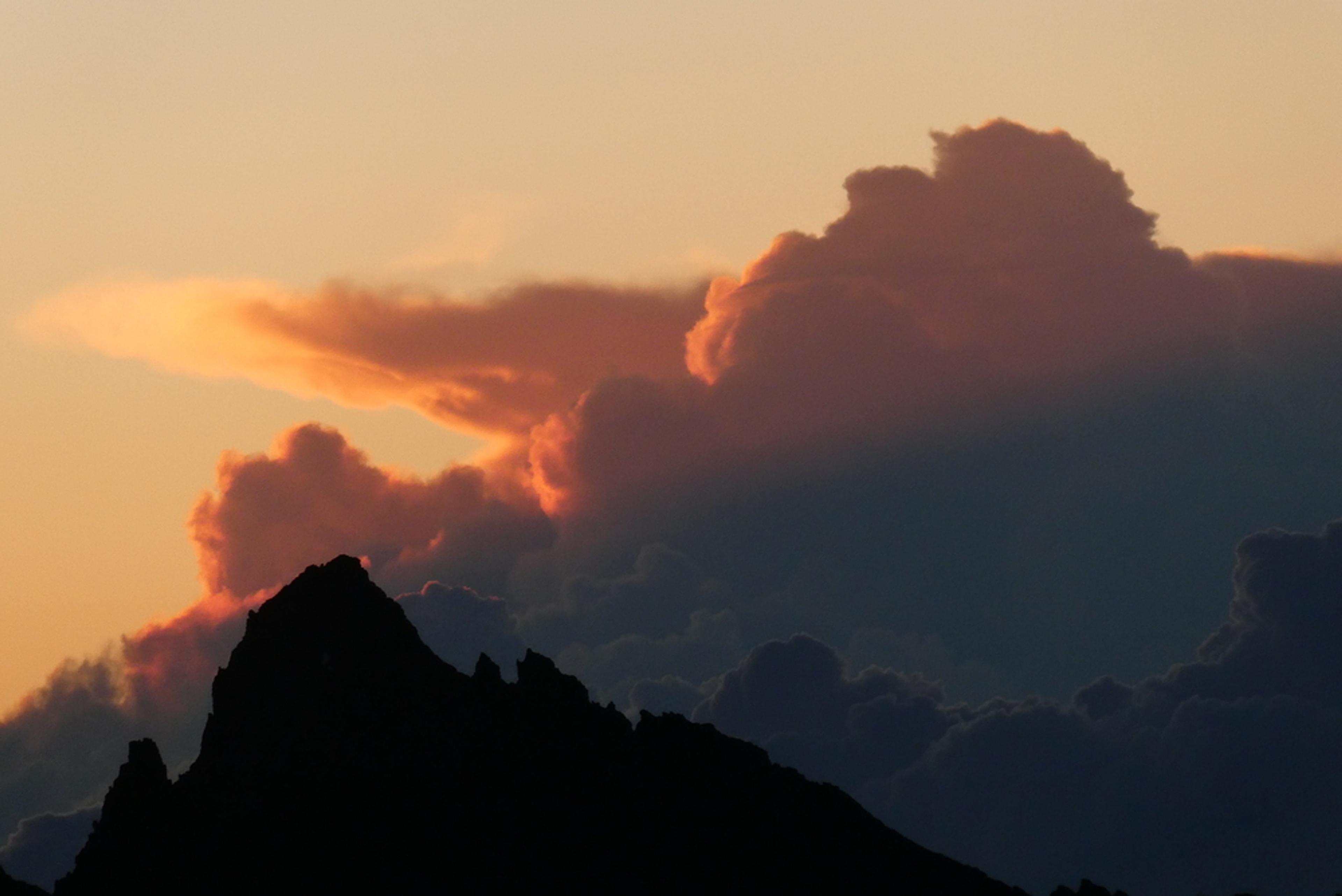 Pilier sud Barre Ecrins - Levant sur nuages italiens