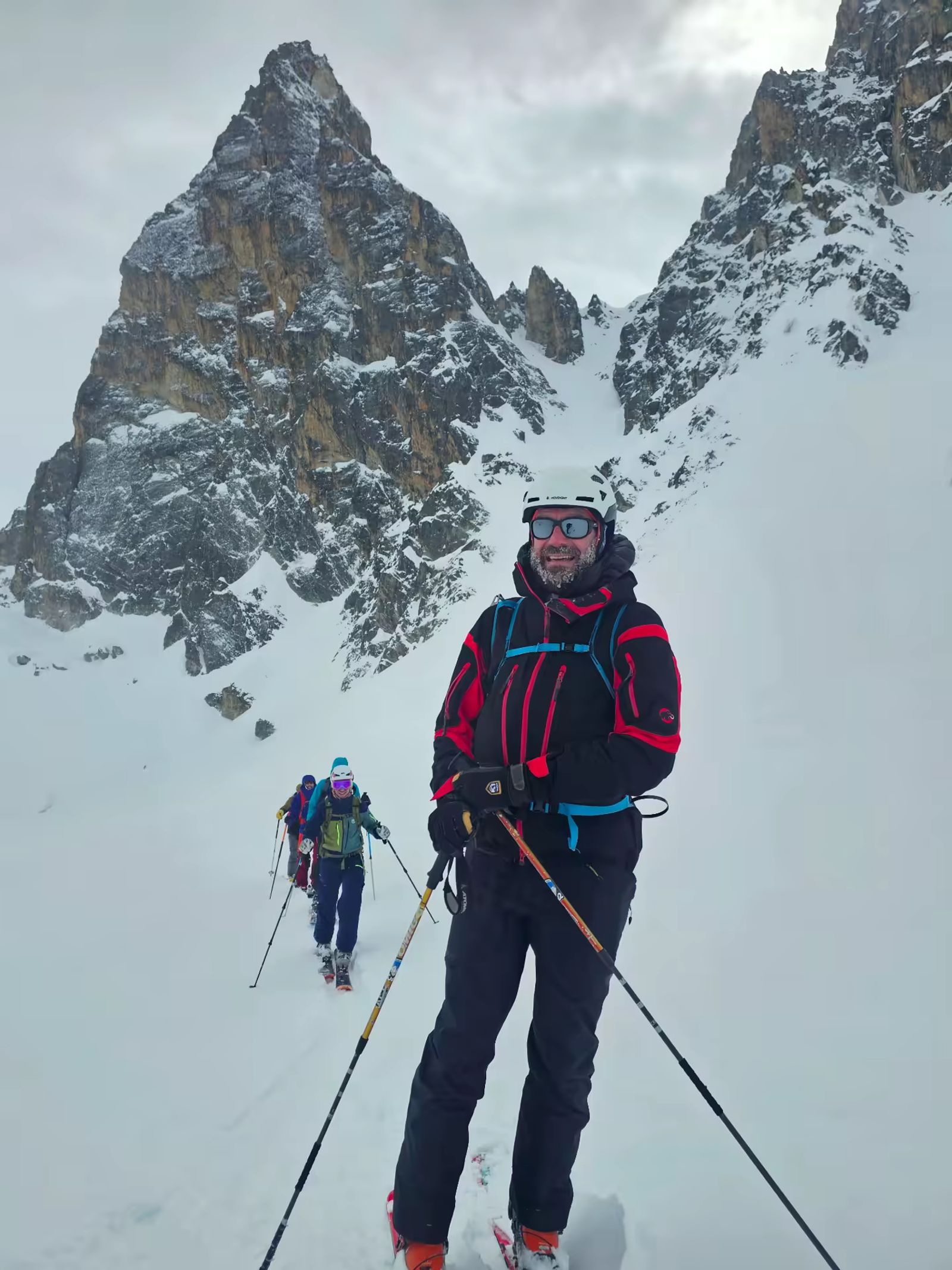 Groupe de skieurs sous l'aiguille Pierre andré
