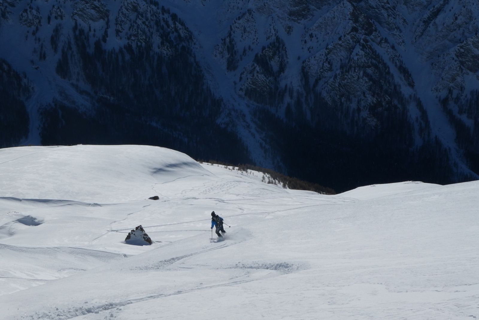 Skieur qui descend dans les douces pentes de neige de Saint Veran