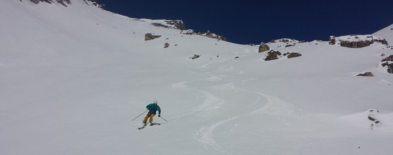 Un skieur se regale à la descente du versant sud du Grand Beal