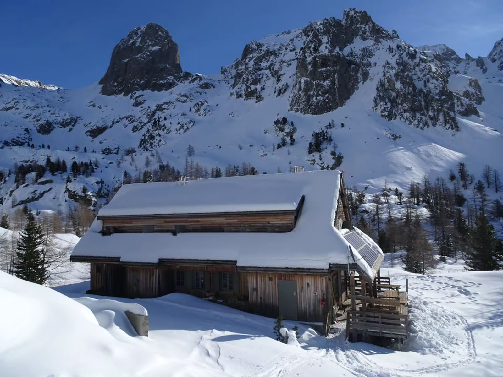 Refuge de la Cougourde entouré de neige