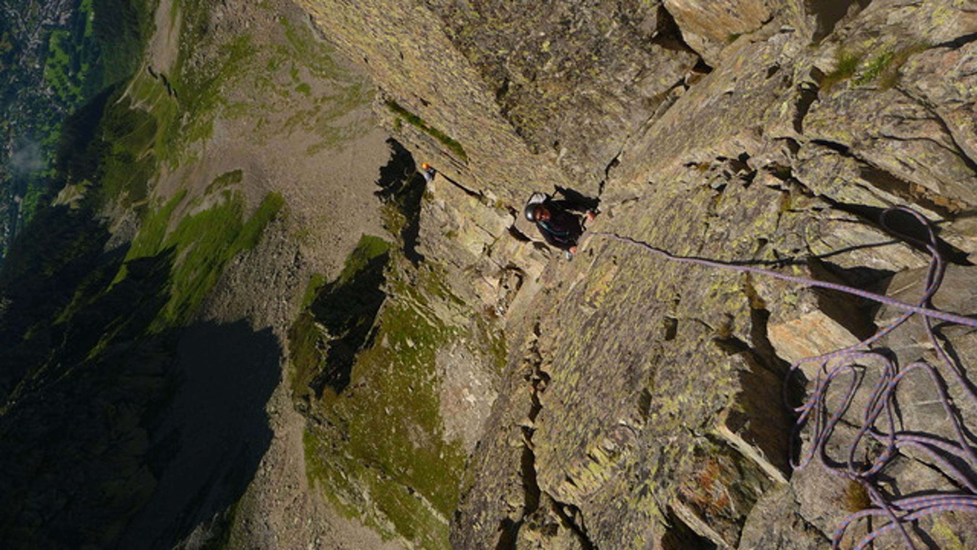 Aiguille Index - Vue plongeante sur le dièdre de la deuxième longueur