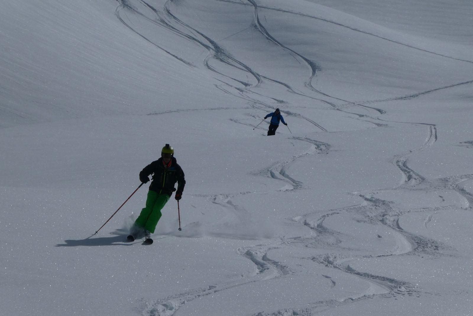 Skieur soulevant la poudreuse dans le vallon de l’Eissalette