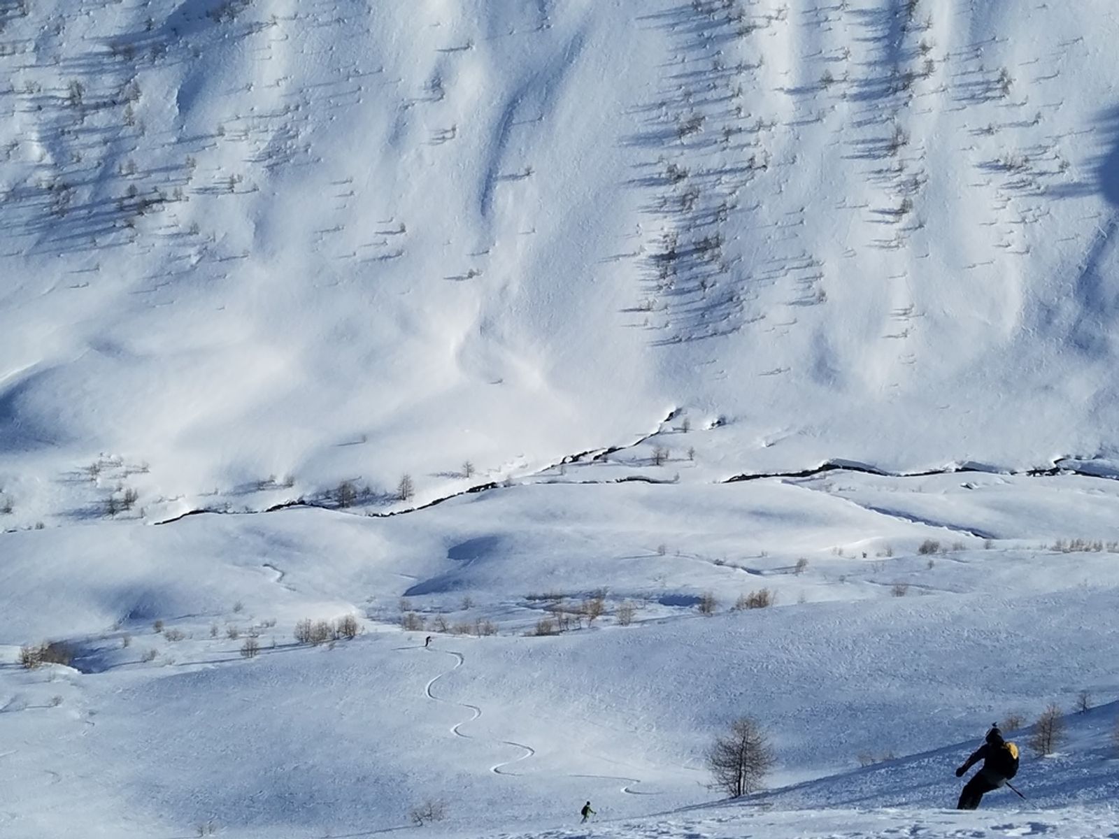 Skieurs en train de tracer le Grand Vallon atteint depuis le sommet des Orres