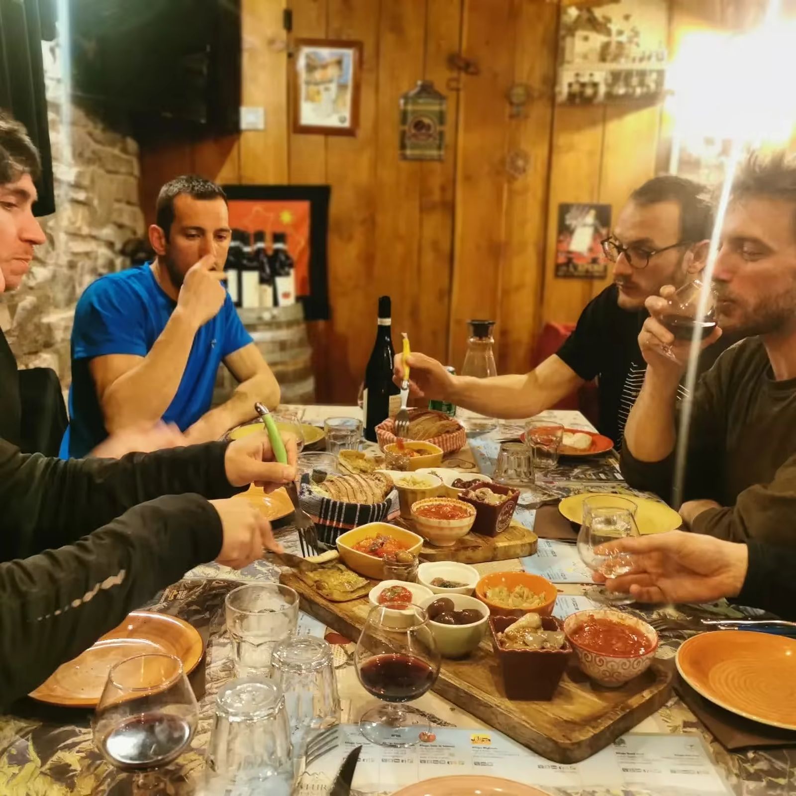 Repas partagé au refuge pendant un raid à ski de sept jours dans le Mercantour