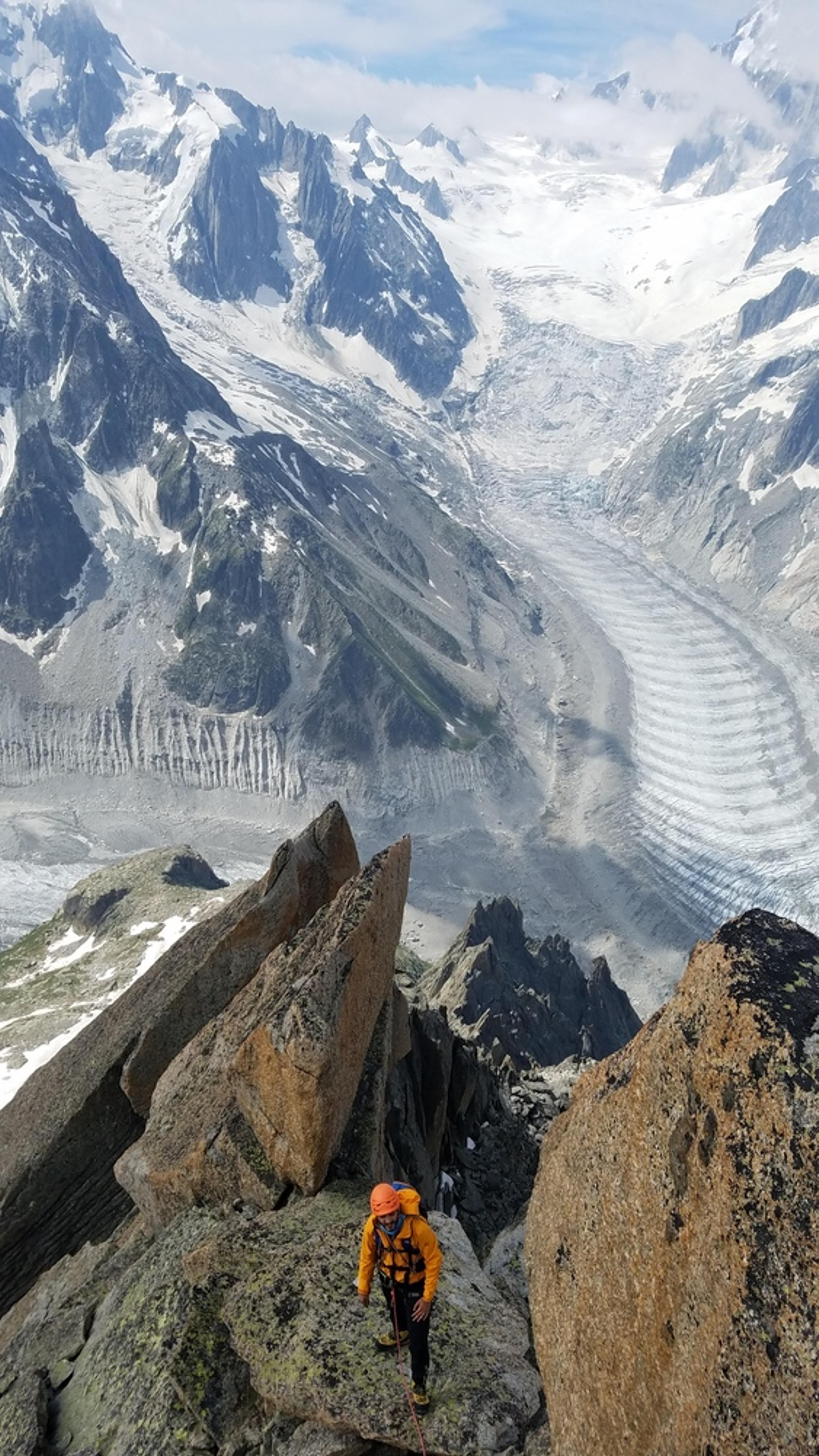Sur l'arête sud intégrale, vue sur la mer de glace