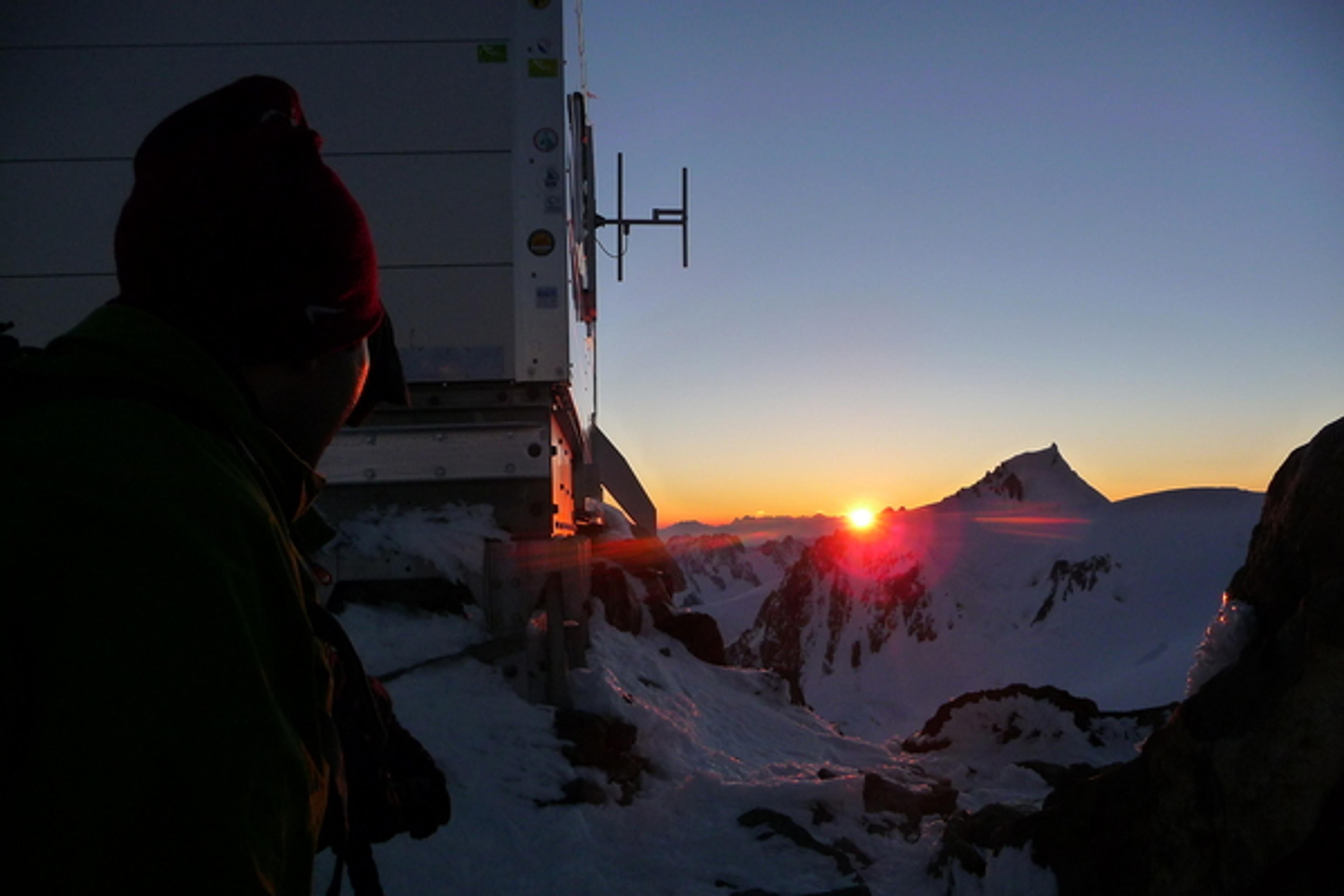 Mont Blanc - Voie normale - Levé de soleil à Vallot