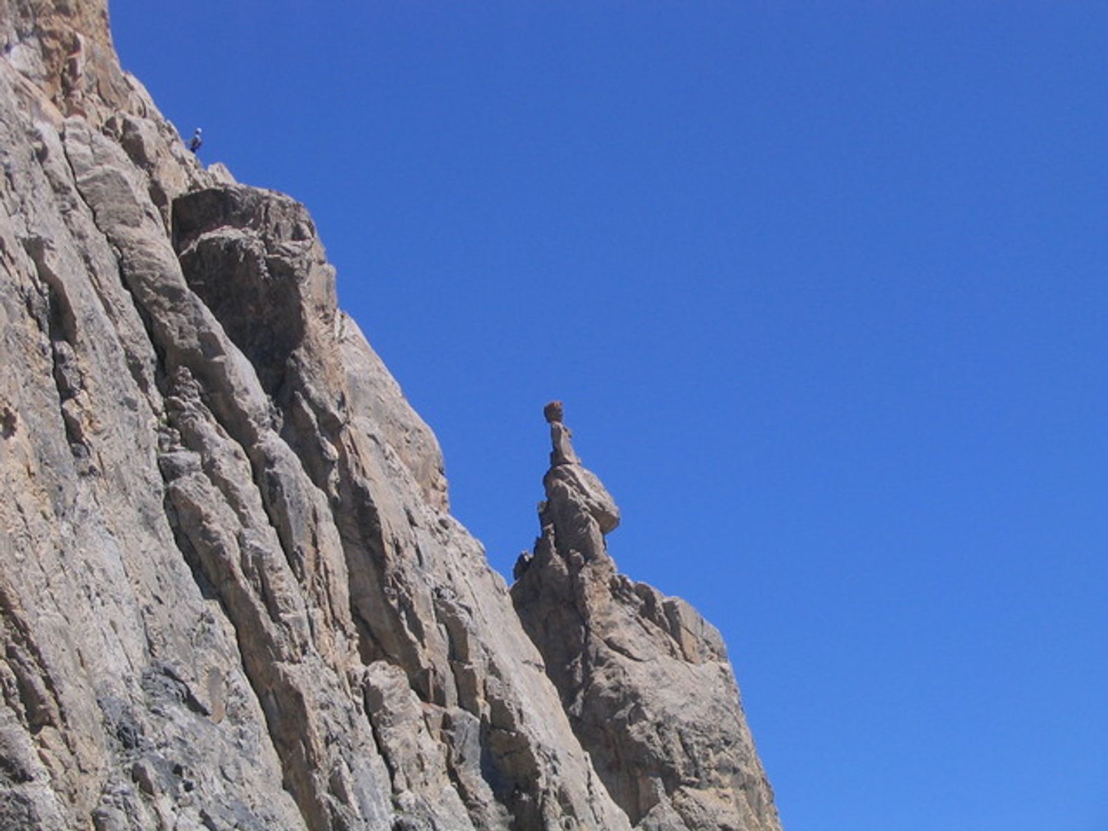 Etrange totem Tenailles Montbrison - Eperon Renaud