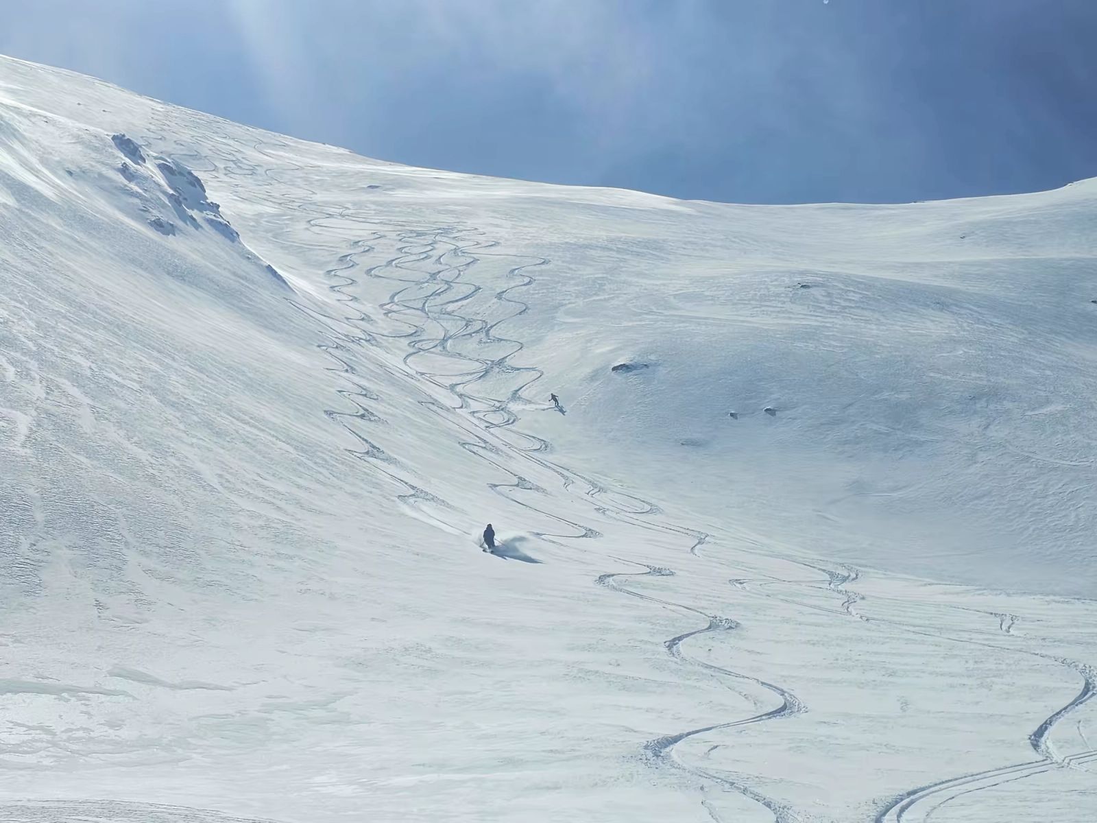 Descente d'une combe poudreuse dans le Grand Vallon non loin du Crachet