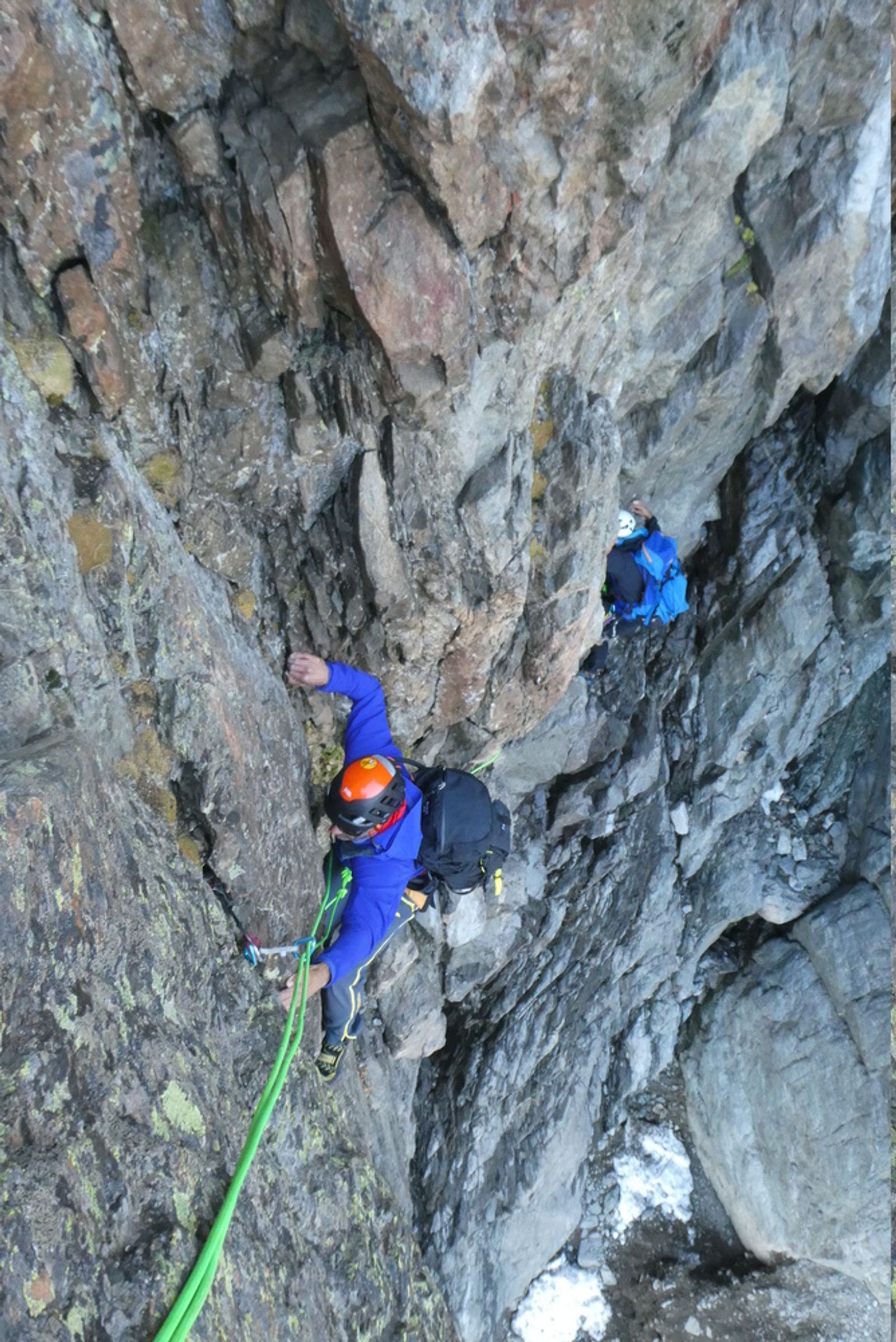 Grimpeur dans la première longueur raide et ombragée du pilier sud de la Tête des Fétoules.