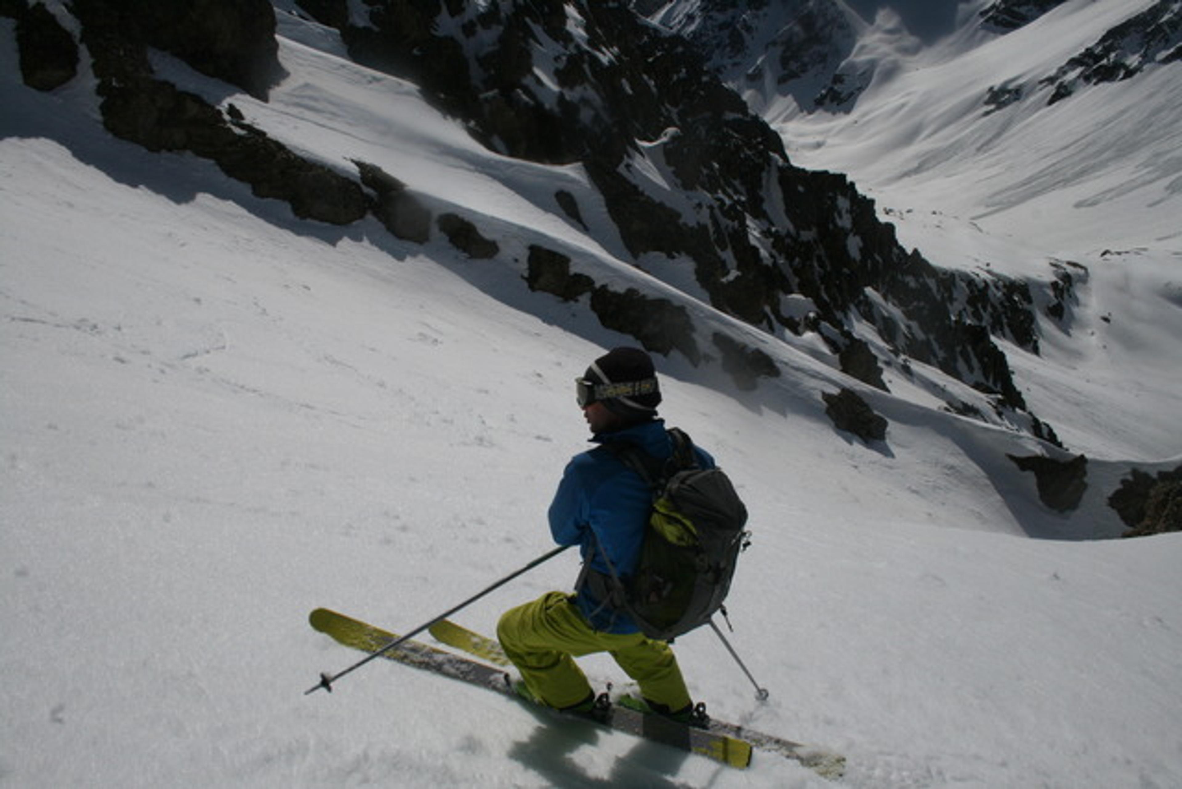 Nico a ski dans le couloir sud du Combeynot