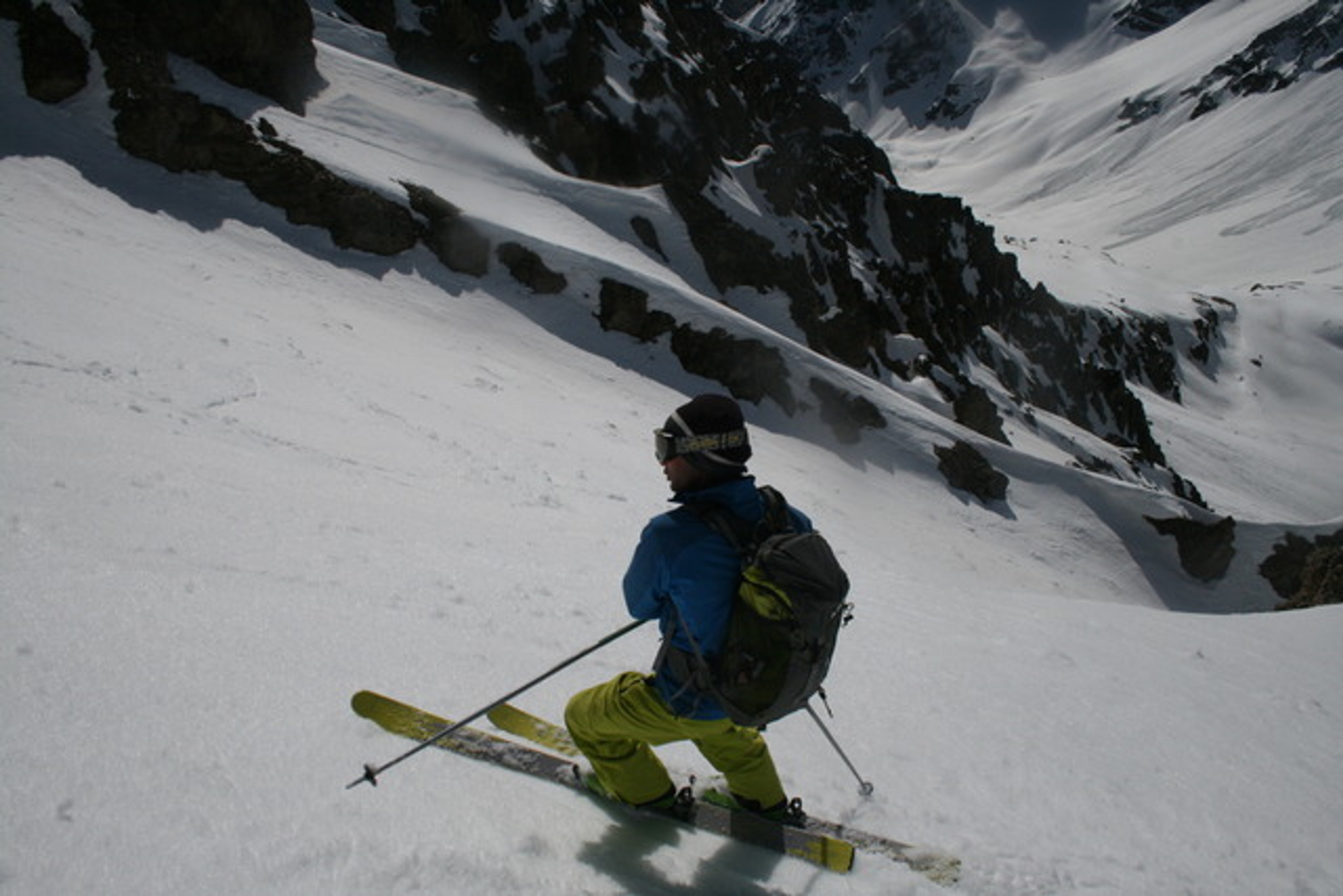 Nico a ski dans le couloir sud du Combeynot