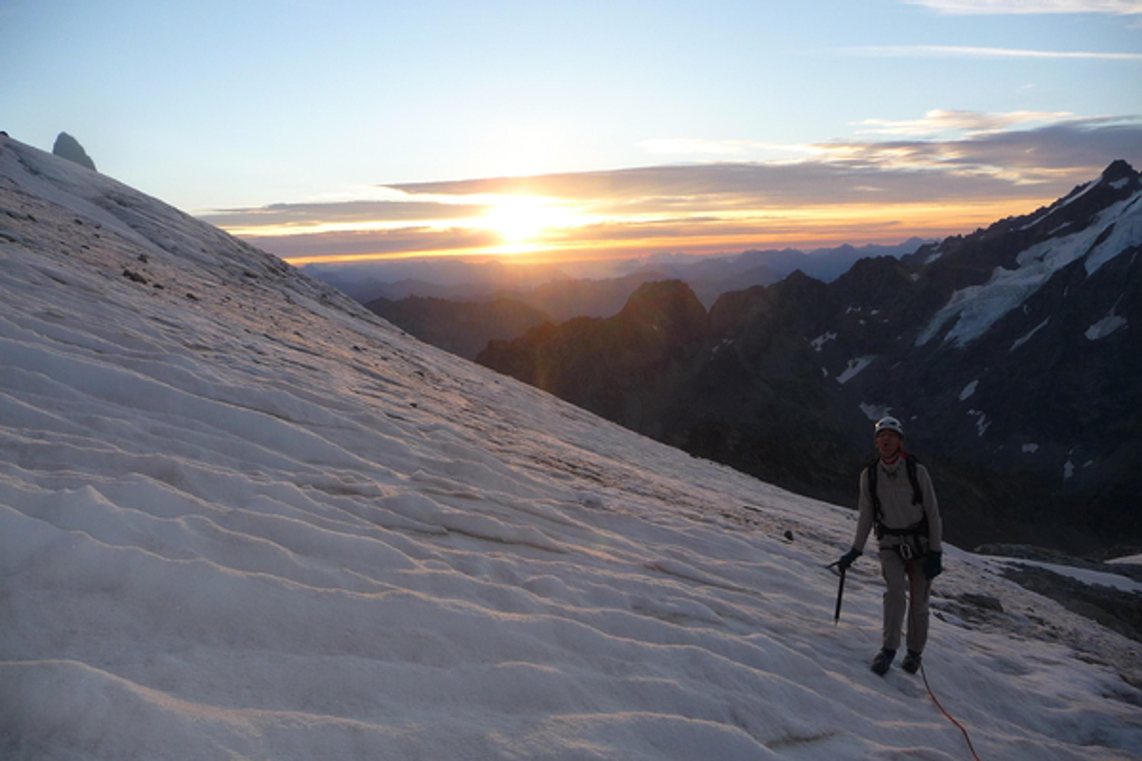 Grande Ruine - Arête S - Première lueurs sur le glacier